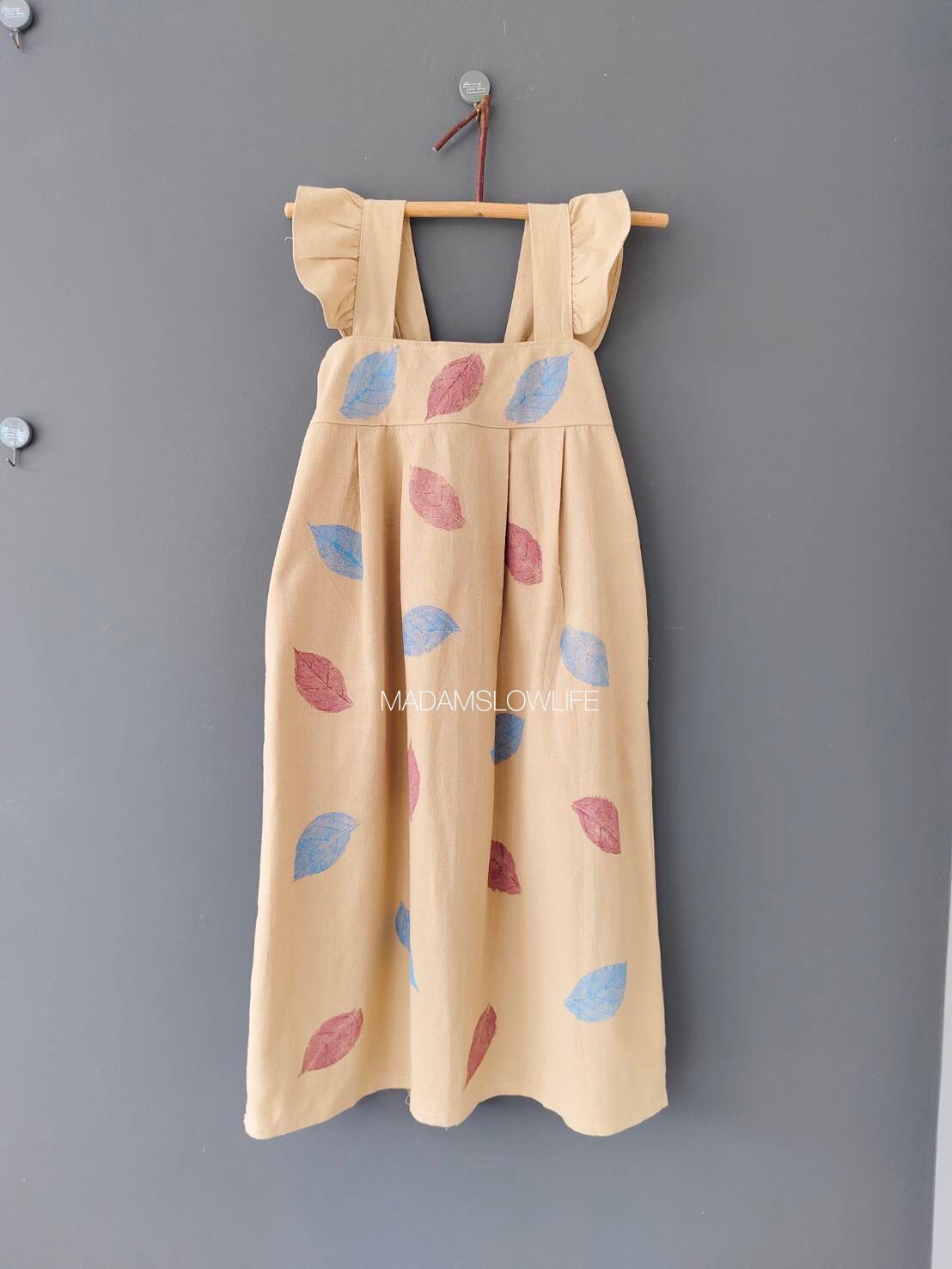 ชุดเดรสสายเดี่ยว Size M เนื้อผ้าคอตตอนแบบมีเทกเจอร์ ใช้ใบไม้ในการพิมพ์โดยใช้สีปลอดสารพิษ