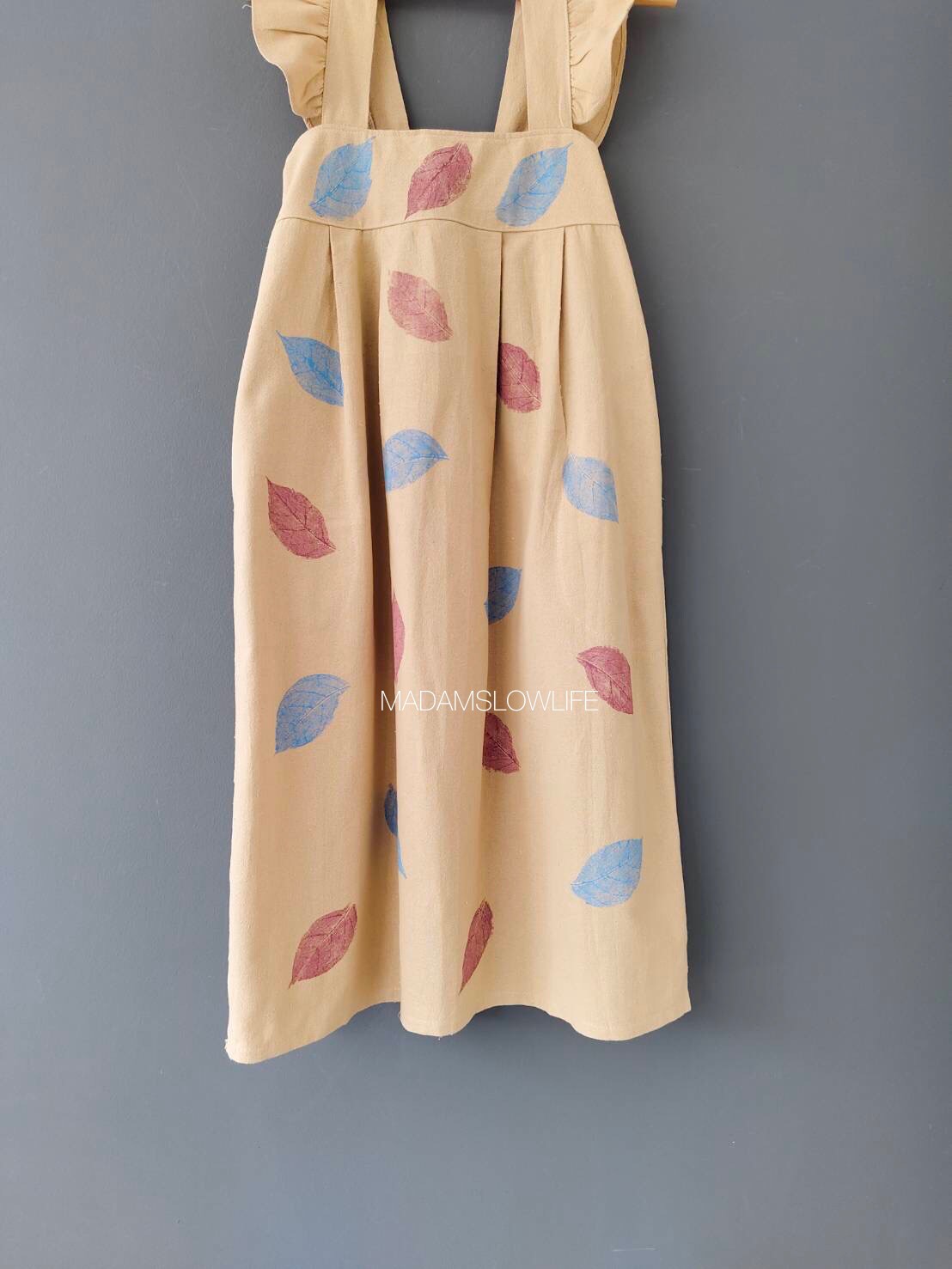 ชุดเดรสสายเดี่ยว Size M เนื้อผ้าคอตตอนแบบมีเทกเจอร์ ใช้ใบไม้ในการพิมพ์โดยใช้สีปลอดสารพิษ