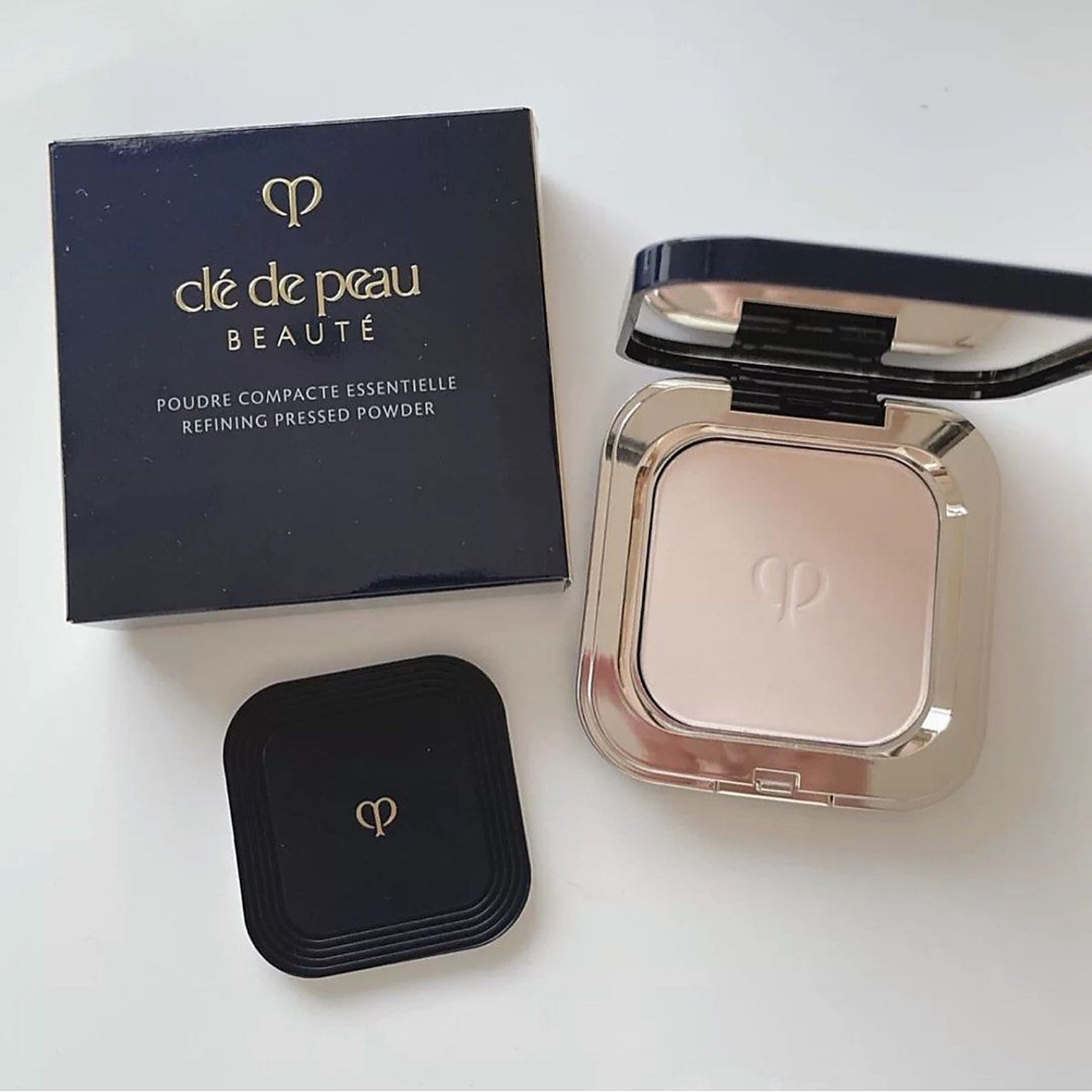 Cle De Peau Beaute POUDRE COMPACTE ESSENTIELLE REFINING PRESSED Light POWDER แป้งพัฟผสมรองพื้นเนื้อละเอียดบางเบาปกปิดเรียบเนียนพิเศษของแท้จากญี่ปุ่นพร้อมส่ง