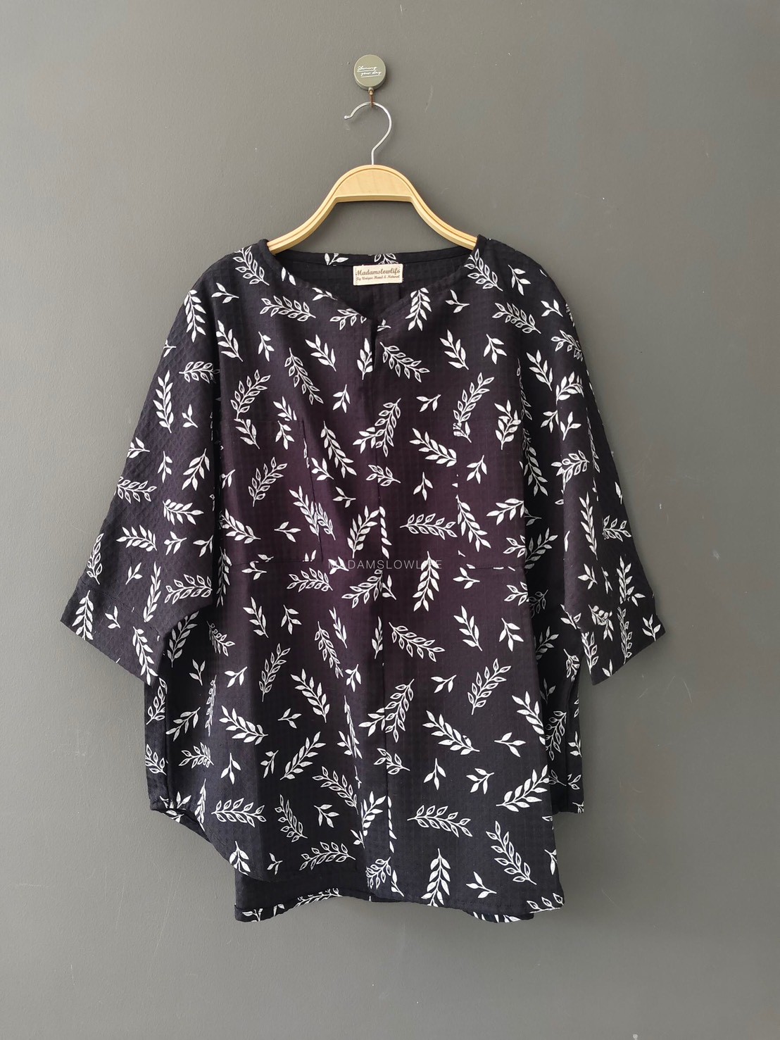 เสื้อผู้หญิงทรงคอวีโอเวอร์ไซต์ สีดำพิมพ์ลาย Size: F