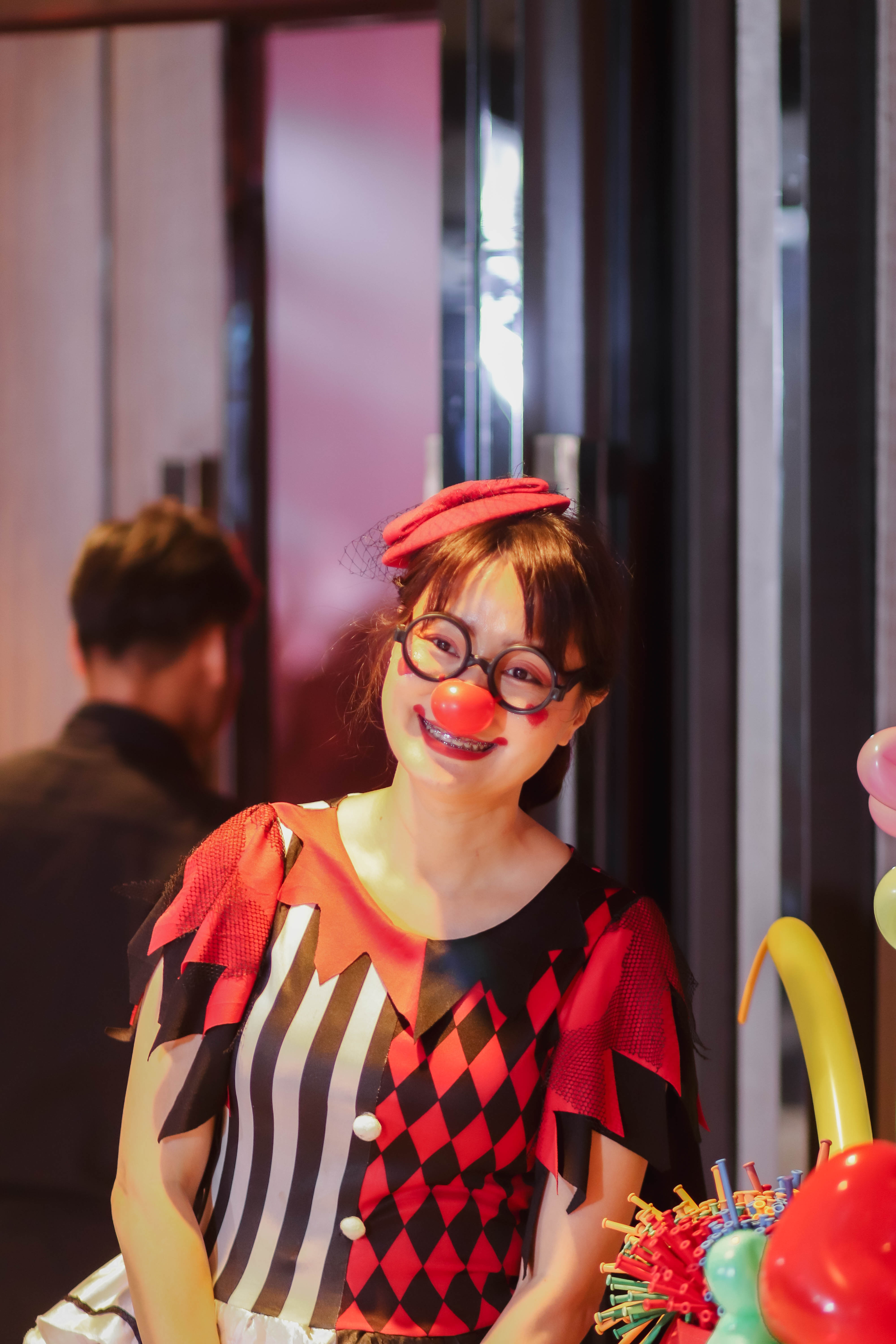 ตัวตลกโบโซ่ หญิง บิดลูกโป่ง สร้างสีสันภายในงาน