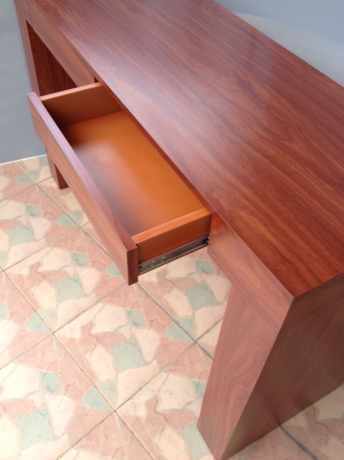 โต๊ะทำงานโฟเมก้า ขนาด 180*80*75 ซม.