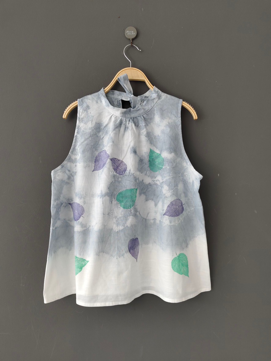 เสื้อผู้หญิงคอเต่าผูกโบว์หลัง มัดย้อมเทาพิมพ์ลายใบไม้ Size: S M L XL