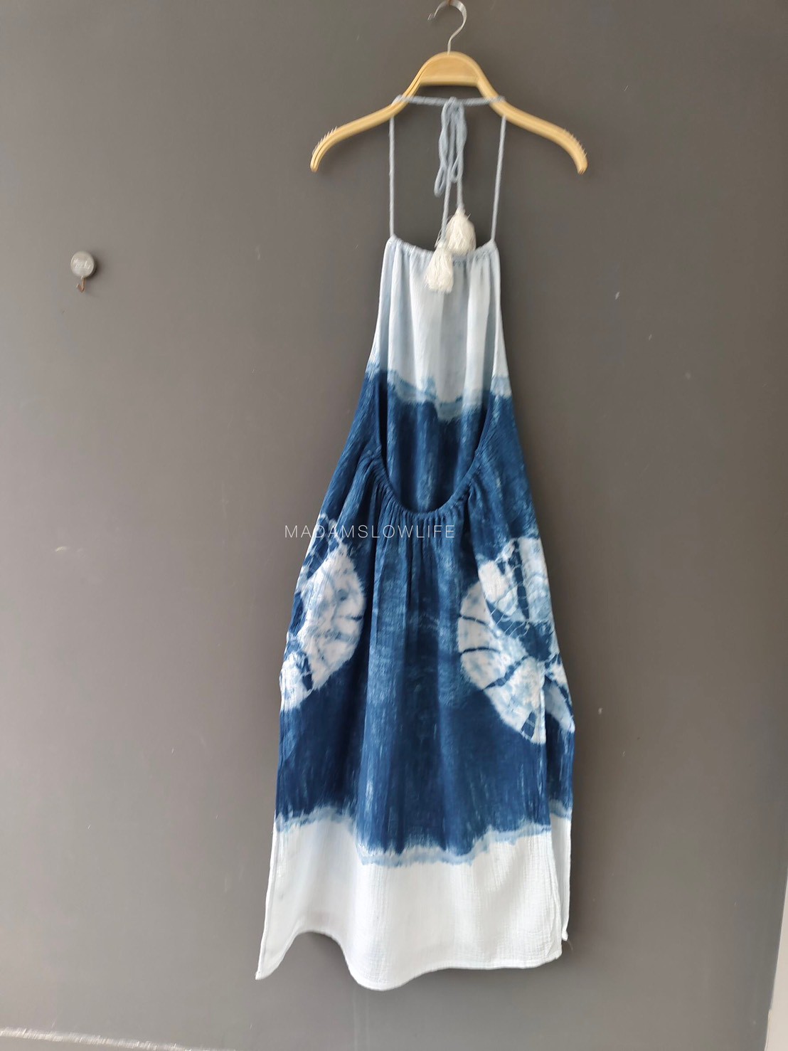 ชุดเดรสเว้าหลังให้ลุคน่ารัก มัดย้อม มี 2 สี คราม น้ำตาล Size: F
