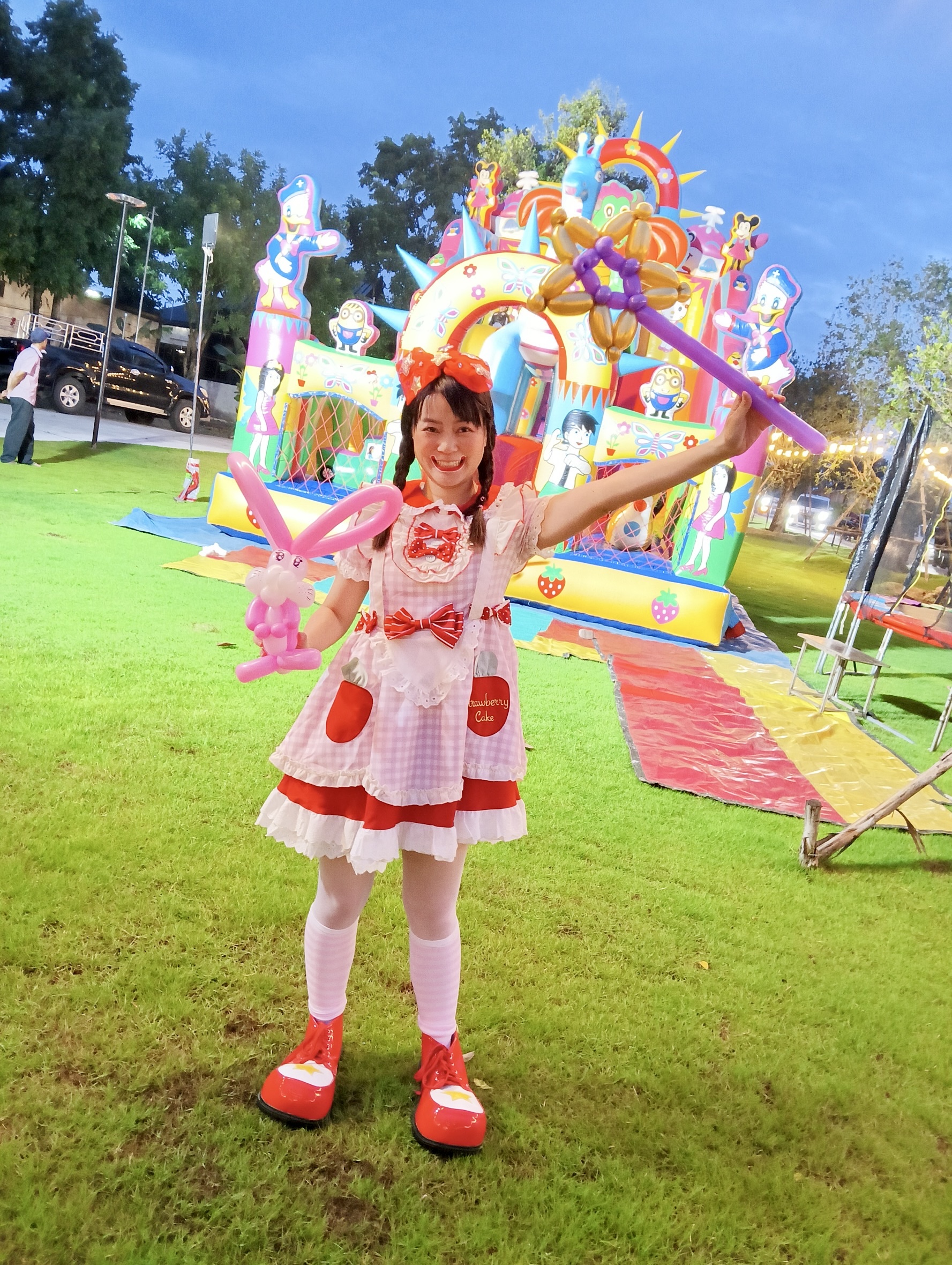 ตัวตลกโบโซ่ หญิง บิดลูกโป่ง สร้างสีสันภายในงาน