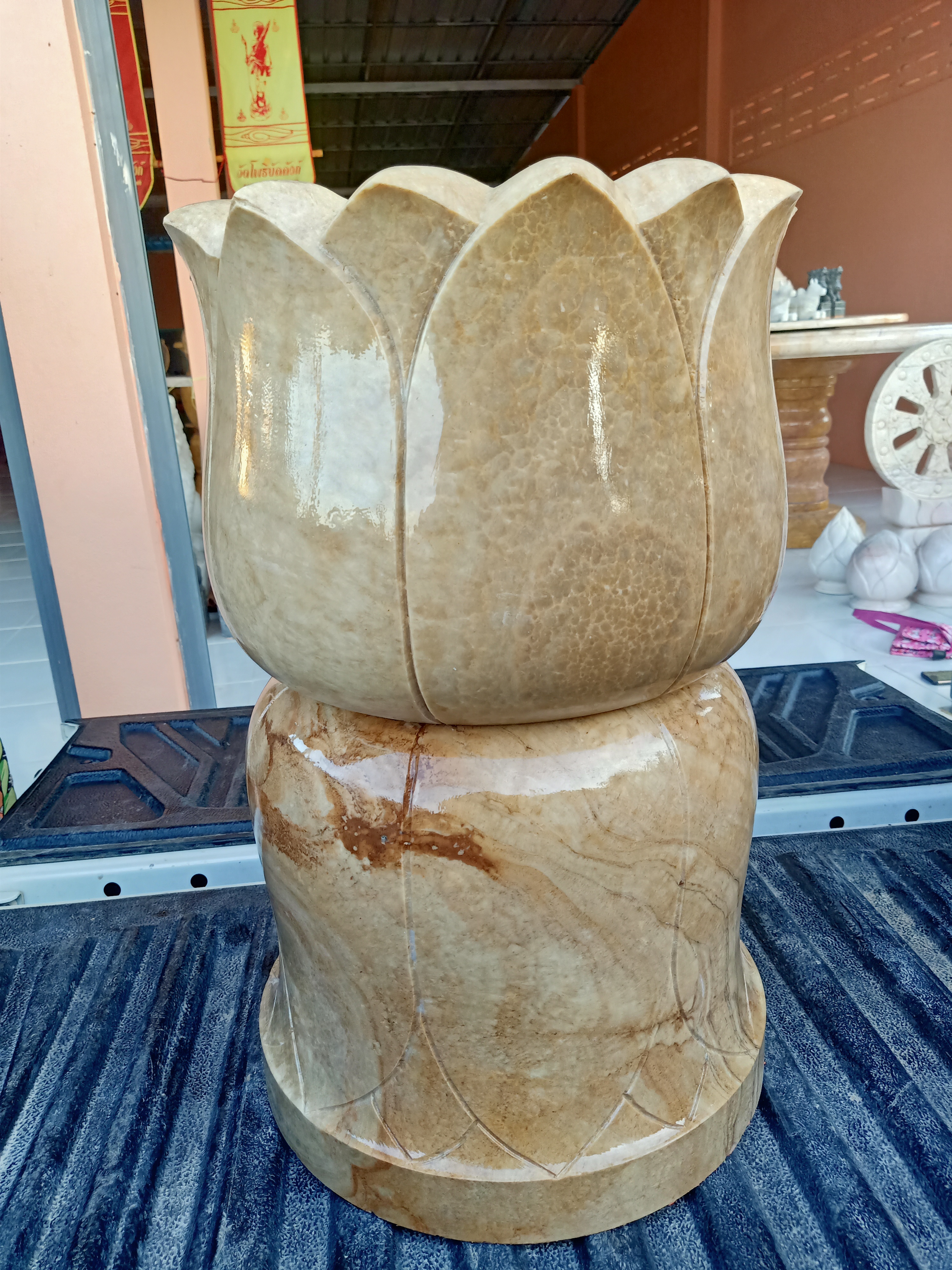 กระถางธูปหินน้ำผึ้งขนาดกว้าง40cm.สูง65cm.
