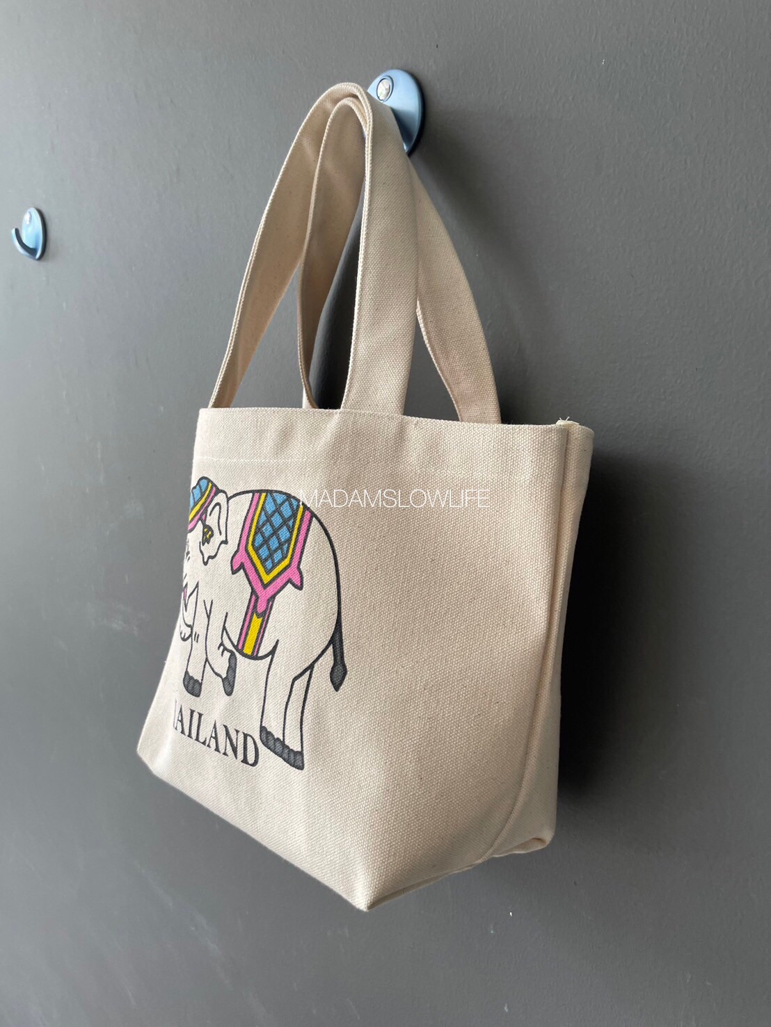 กระเป๋าผ้าแคนวาส สูง 8 นิ้ว กว้าง 13 นิ้ว ก้นกระเป๋ากว้าง 6 นิ้ว