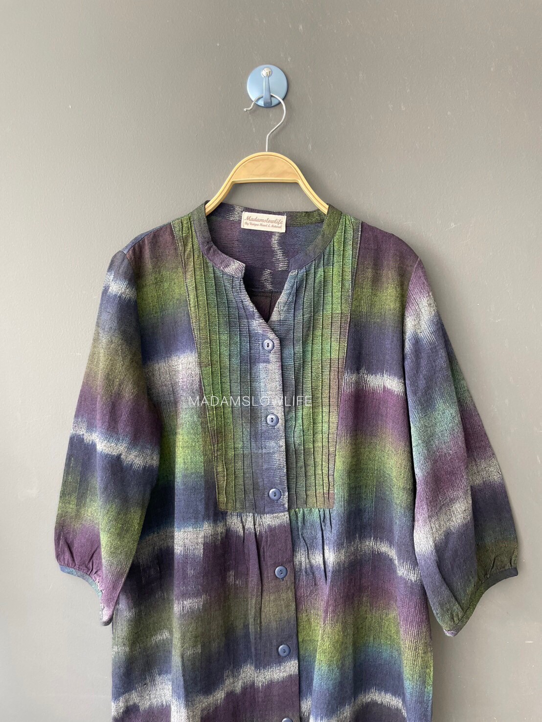 เดรสยาวคอจีน size F อก 36-42 แขนยาว 17 ยาว 42 เนื้อผ้าเป็นผ้าที่มีลวดลายทอด้วยมือ