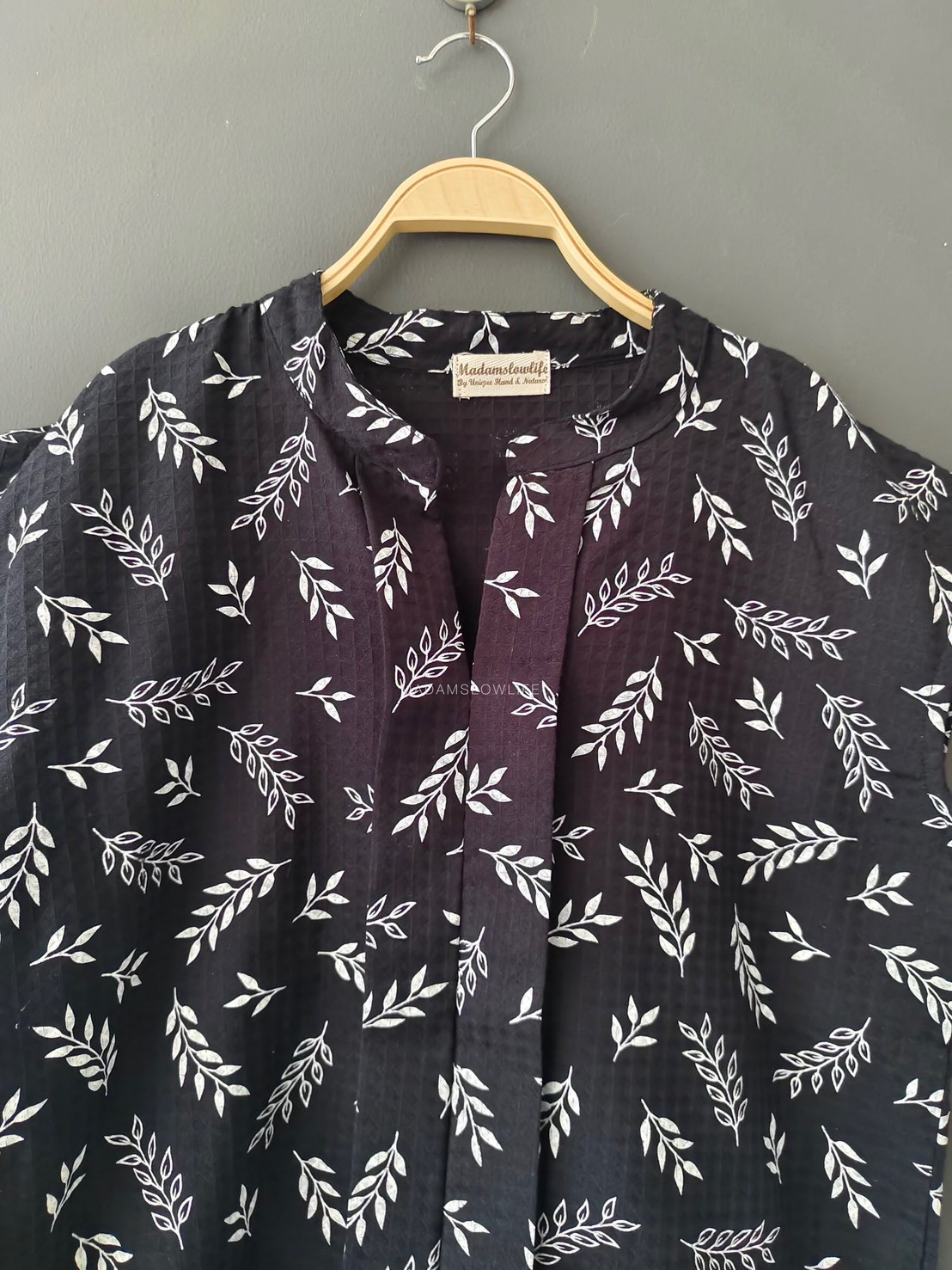 เสื้อผู้หญิงคอจีนตีเกร็ดหน้า สีดำพิมพ์ลาย Size:F