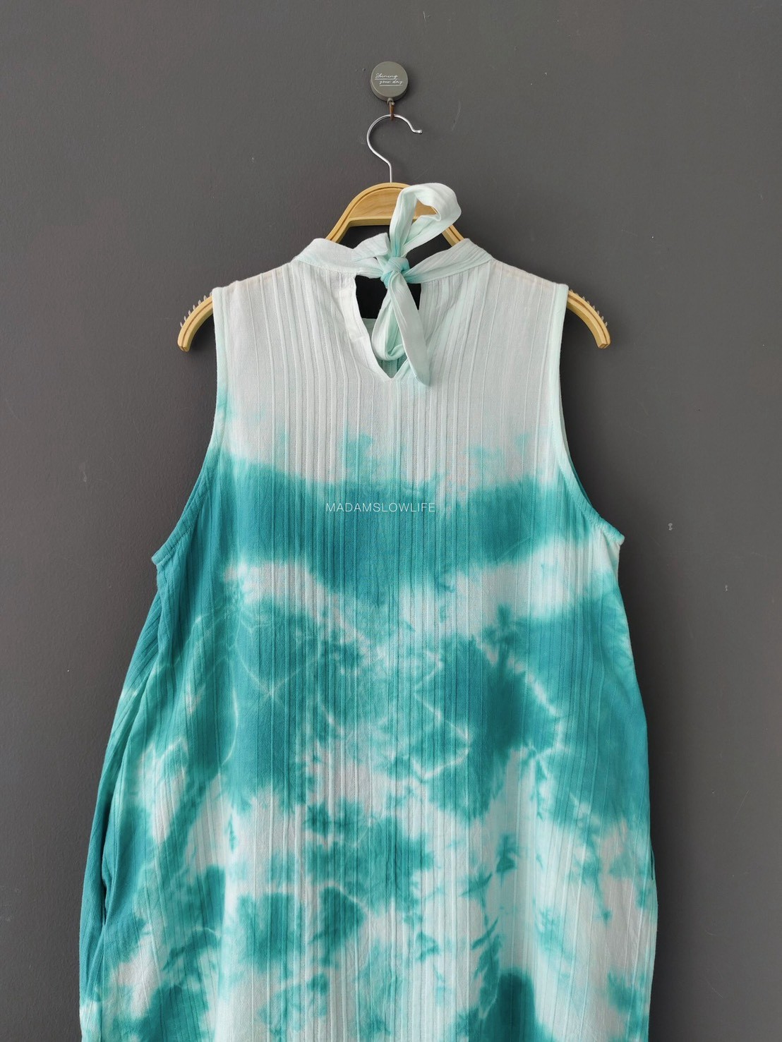 เดรสผูกโบว์หลัง Size :F ผ้าคอตตอน 100% พรีเมียมแบบมีเทกเจอร์ มัดย้อมโดยใช้สีปลอดสารพิษ ลวดลายพิมพ์ด้วยใบไม้ สีสันสวย