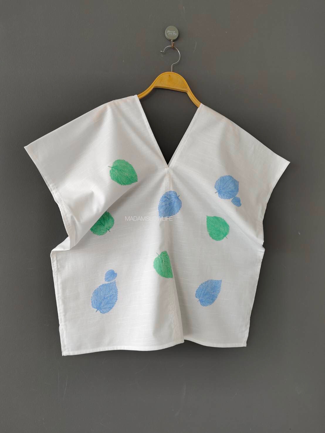 เสื้อผู้หญิงคอวีหน้าหลัง พิมพ์ใบไม้ Size: M F