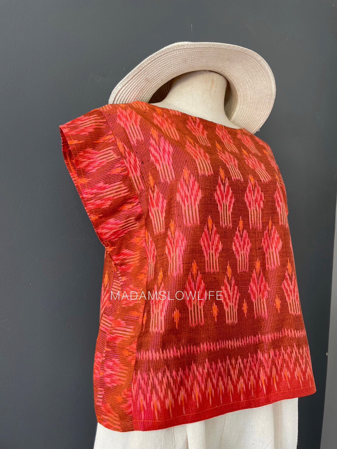 เสื้อผู้หญิง ผ้าฝ้ายมัดหมีทอมือ ลวดลายไทยโทนสีแดง เสื้อทรงปีกผีเสื้อใส่แล้วเข้ารูปสวย