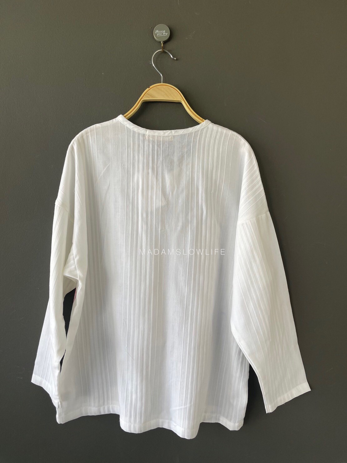 เสื้อคอวีแขนยาว เนื้อผ้าคอตตอนพรีเมียม เสื้อแขนยาวสามารถใส่แบบพับแขนจะได้อีกลุคเท่ๆ