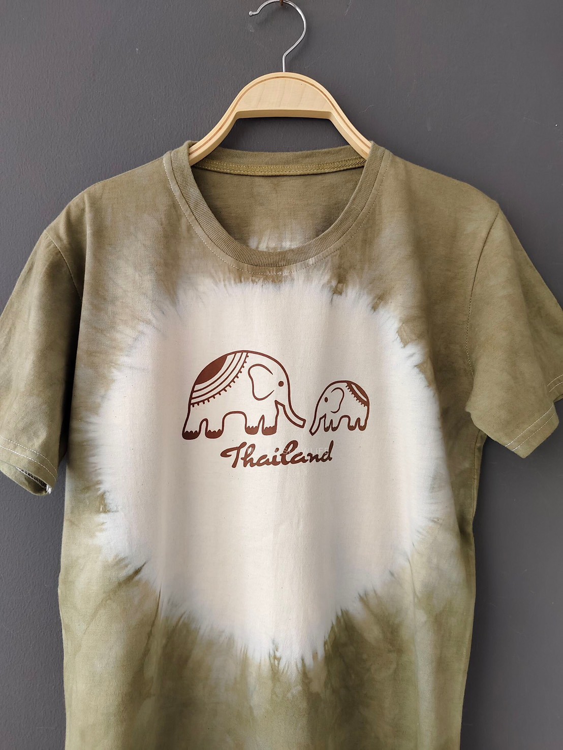 เสื้อยืดผู้ใหญ่พิมพ์ลายช้างThailand มัดย้อมสีเขียวขี้ม้า Size : XS S M L XL 2XL 3XL