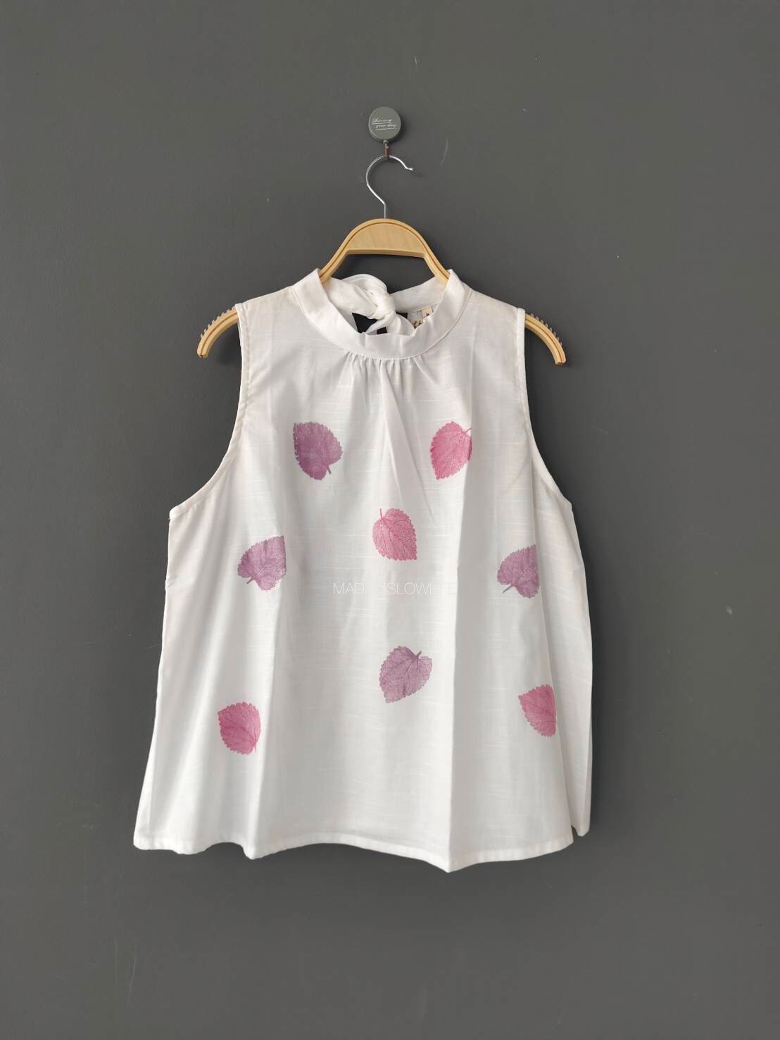 เสื้อผู้หญิงทรงคอเต่าผูกโบว์หลัง พิมพ์ลายใบไม้ Size : S M L XL