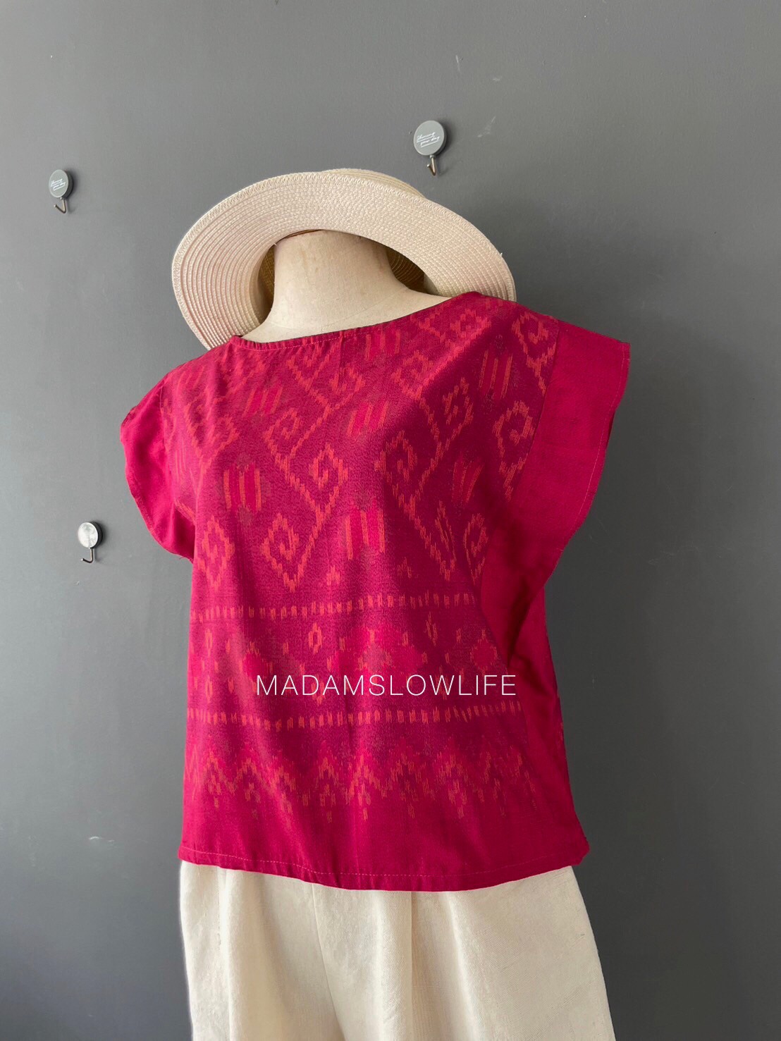 เสื้อผู้หญิง ผ้าฝ้ายมัดหมีทอมือ ลวดลายไทยโทนสีแดง เสื้อทรงปีกผีเสื้อใส่แล้วเข้ารูปสวย