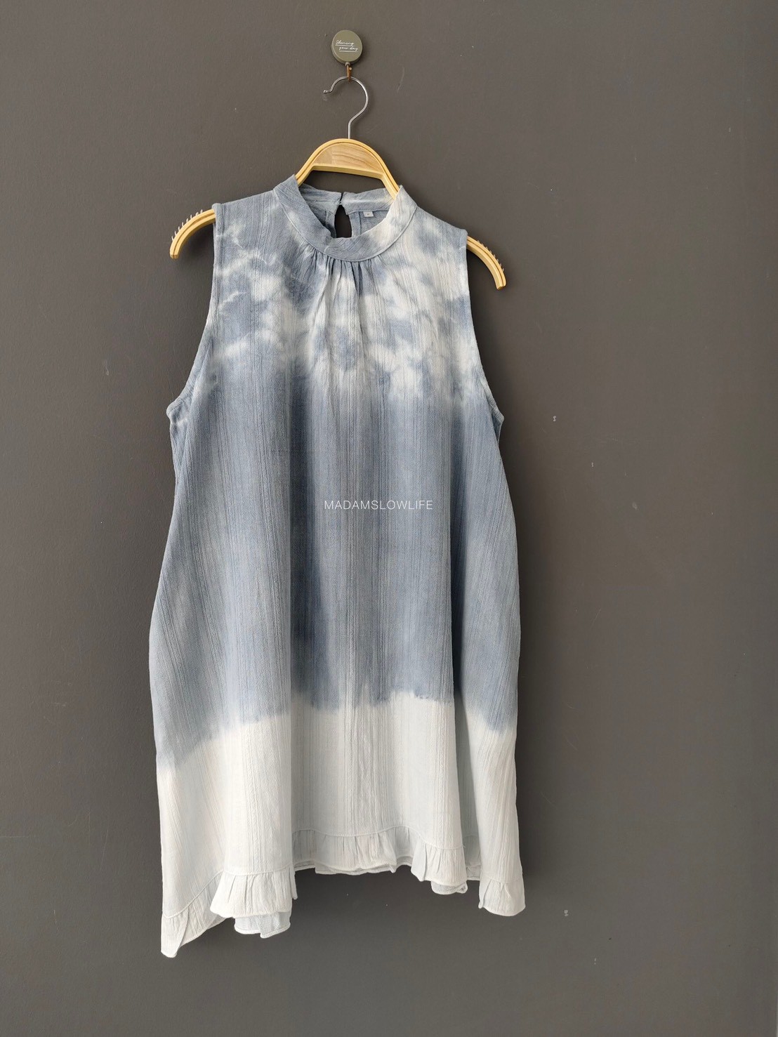 เดรสคอตั้ง ติดกระดุมไม้น่ารัก Size :F ผ้าคอตตอน 100% พรีเมียมแบบมีเทกเจอร์ ลวดลายจากการมัดย้อมโดยใช้สีส้มธรรมชาติจากเปลือกไม้ใบไม้