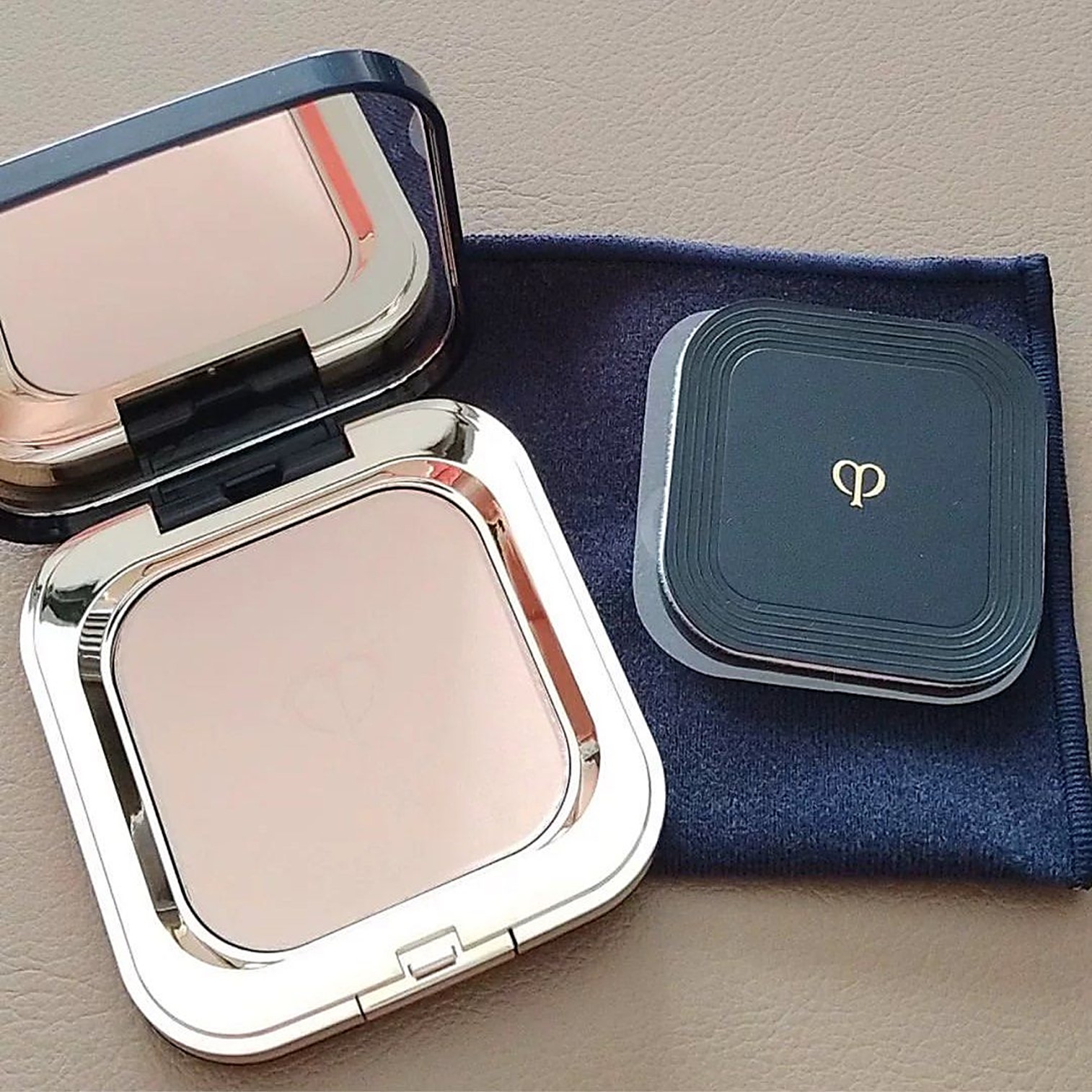 Cle De Peau Beaute POUDRE COMPACTE ESSENTIELLE REFINING PRESSED Light POWDER แป้งพัฟผสมรองพื้นเนื้อละเอียดบางเบาปกปิดเรียบเนียนพิเศษของแท้จากญี่ปุ่นพร้อมส่ง