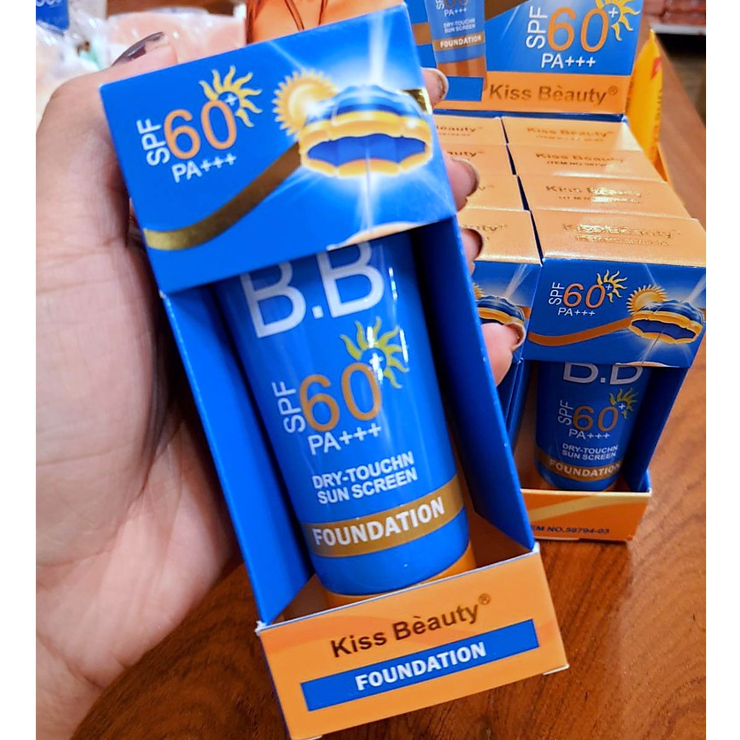 Kiss Beauty BB Foundation Dry Touch Sun Screen SPF60 PA+++ 60ml ผลิตภัณฑ์ปกป้องผิวหน้าจากแสงแดดผสมครีมรองพื้นเนื้อบางเบาสูตรพิเศษ