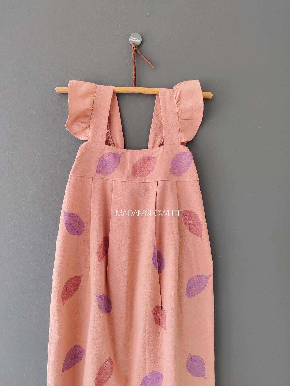 ชุดเดรสสายเดี่ยว Size M เนื้อผ้าคอตตอนแบบมีเทกเจอร์ ใช้ใบไม้ในการพิมพ์โดยใช้สีปลอดสารพิษ