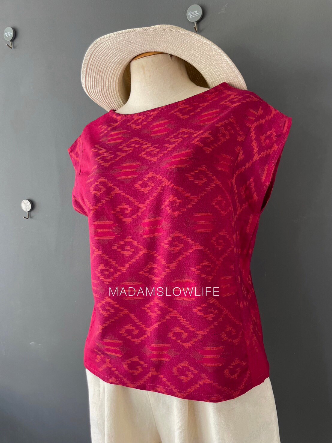 เสื้อผู้หญิง ผ้าฝ้ายมัดหมีทอมือ ลวดลายไทยโทนสีแดง เสื้อทรงปีกผีเสื้อใส่แล้วเข้ารูปสวย