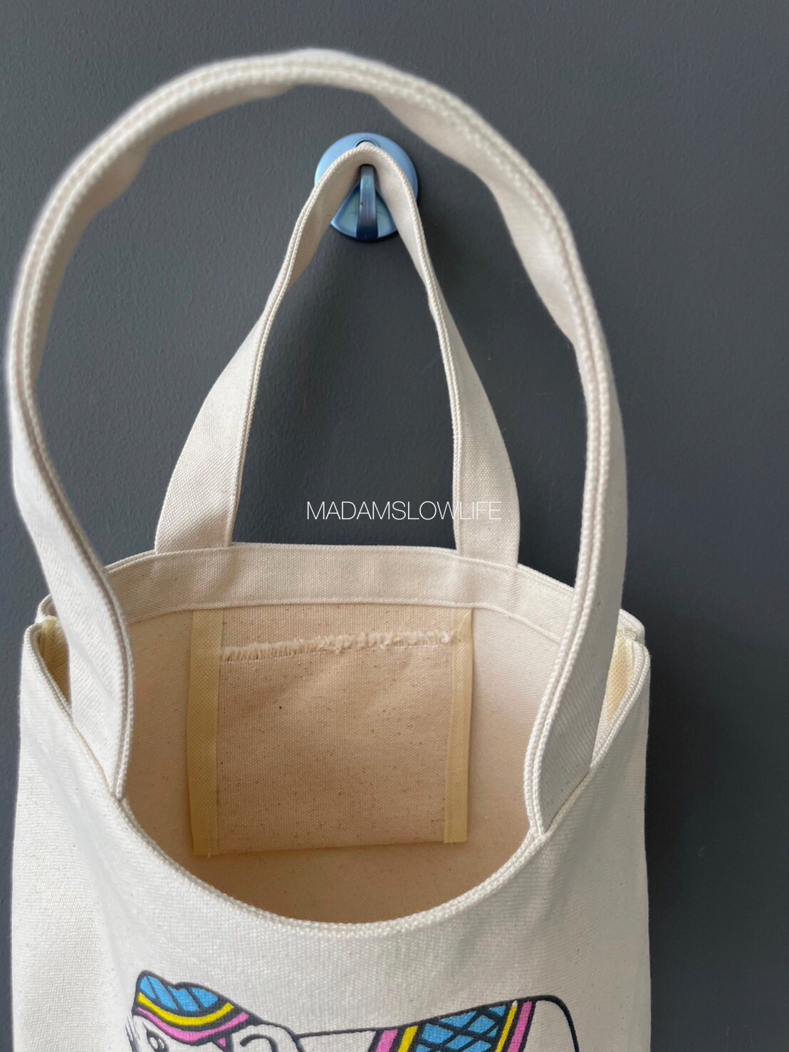 กระเป๋าผ้าแคนวาส สูง 8 นิ้ว กว้าง 13 นิ้ว ก้นกระเป๋ากว้าง 6 นิ้ว