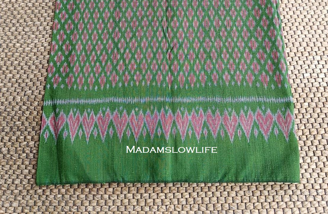 ผ้าไหมมัดหมี่ สีเขียวมรกต ขนาด กว้าง 100 cm * ยาว 196 cm Hand made