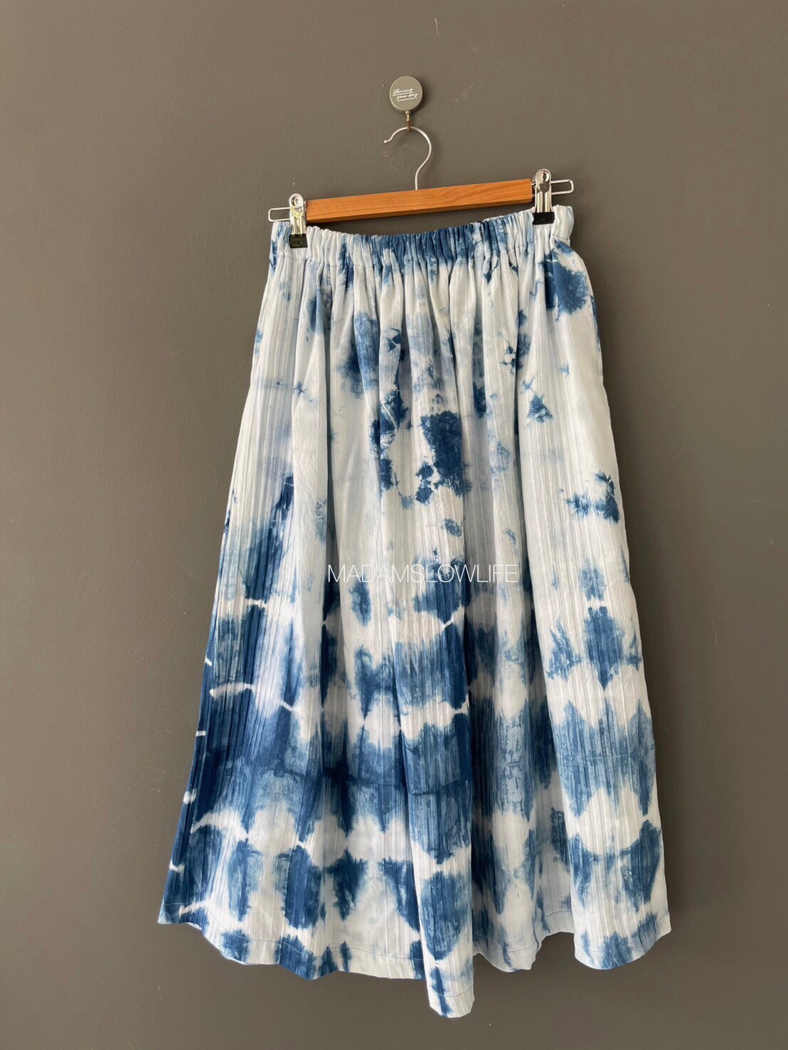 กระโปรงผ้าคอตตอน Size F เอว 28-36 นิ้ว ยาว 30 นิ้ว ผ้าคอตตอนมีเทกเจอร์ในตัว ย้อมด้วยสีครามปลอดสารพิษ