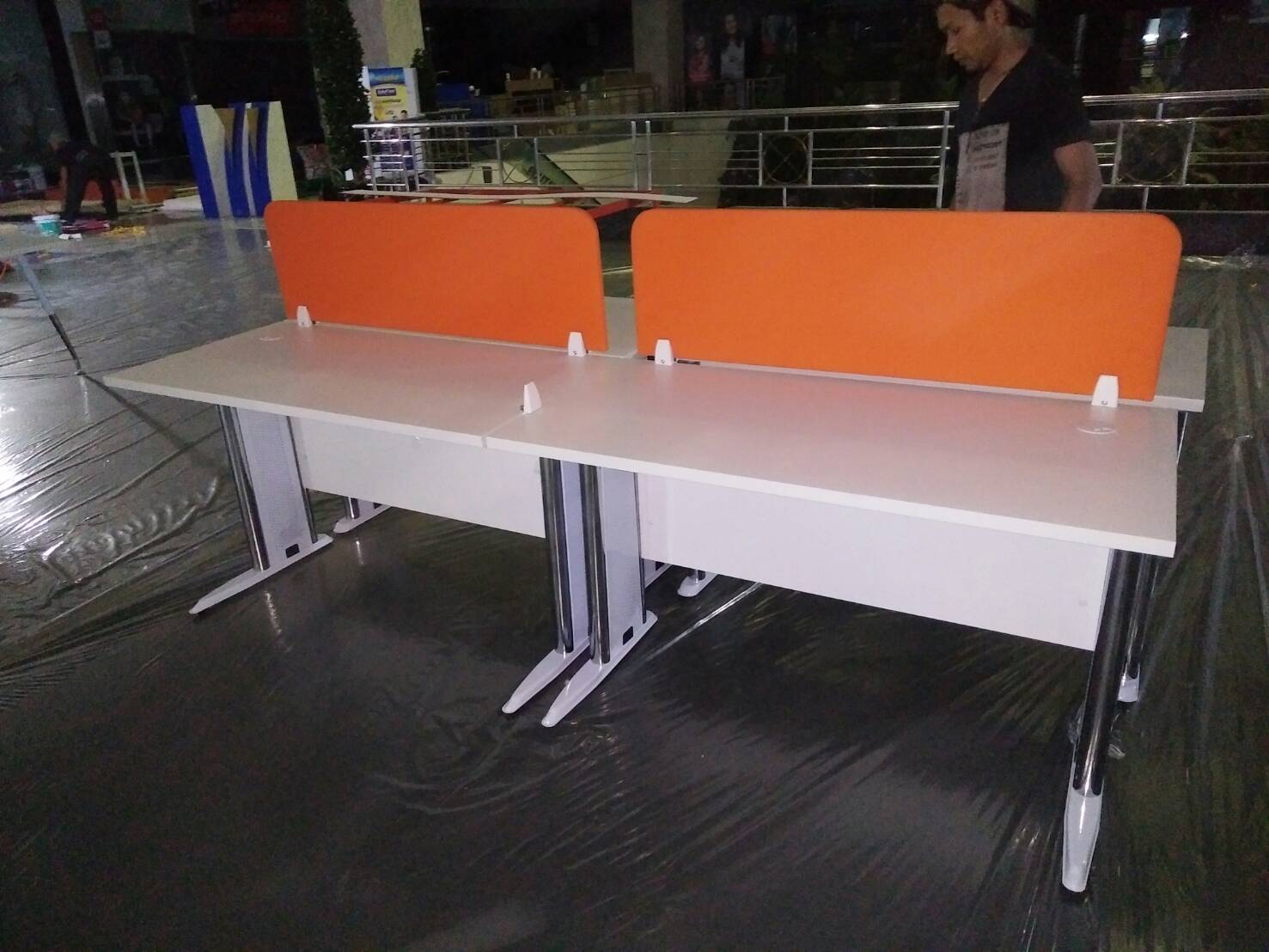 โต๊ะทำงานกลุ่ม สำหรับ 4 ที่นั่ง พร้อม Miniscreen หุ้มผ้า