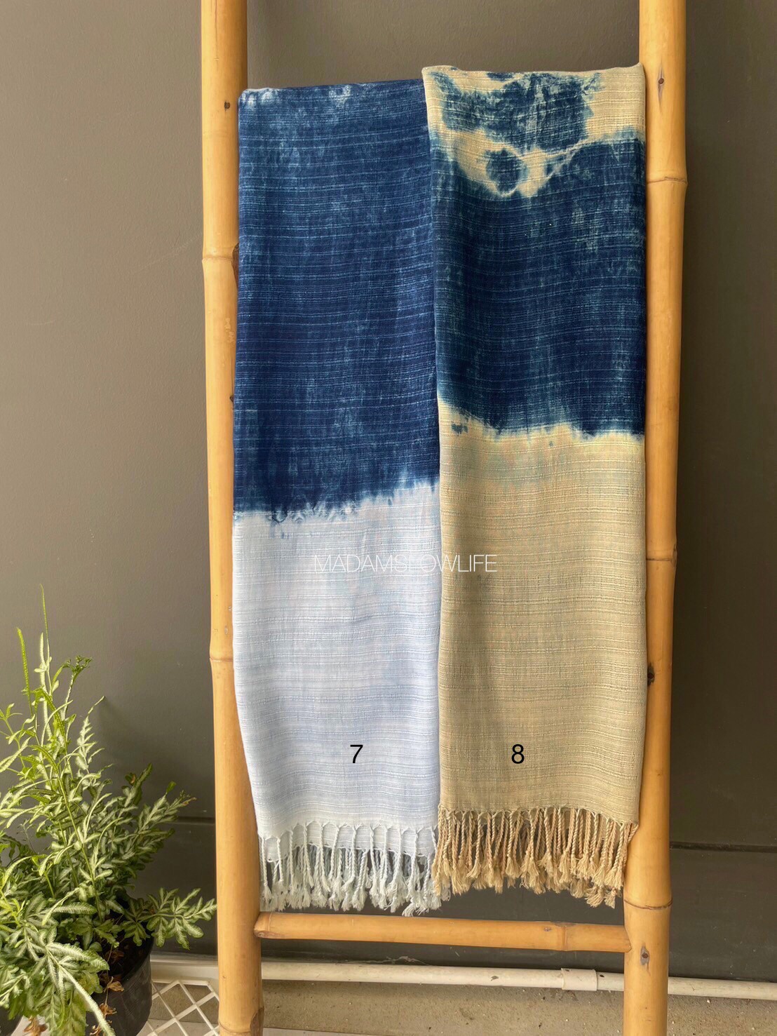 ผ้าพันคอ กว้าง 75 เซนติเมตร ยาว 170 เซนติเมตร เนื้อผ้าไหมผสมคอตตอน งานมัดย้อมแบบ handmade