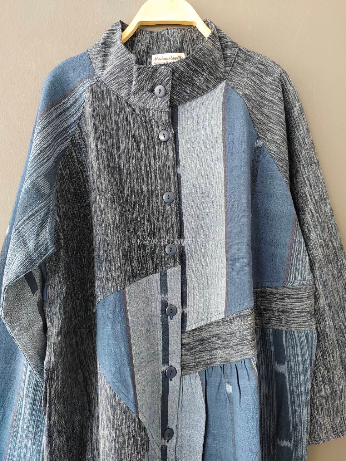 เดรสคอตั้ง Size F กระดุมผ่าหน้ามีกระเป๋าทั้งสองข้าง ผ้าทอมือสวยงามลวดลายเป็นเอกลักษณ์