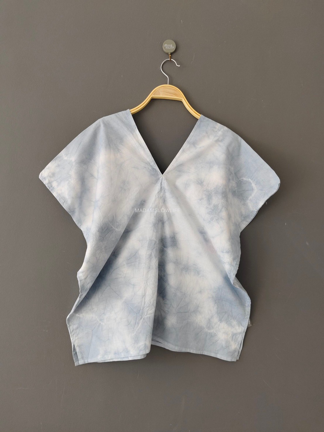 เสื้อผู้หญิงคอวีหน้าหลัง มัดย้อมสีเทาธรรมชาติจากเปลือกไม้ใบไม้