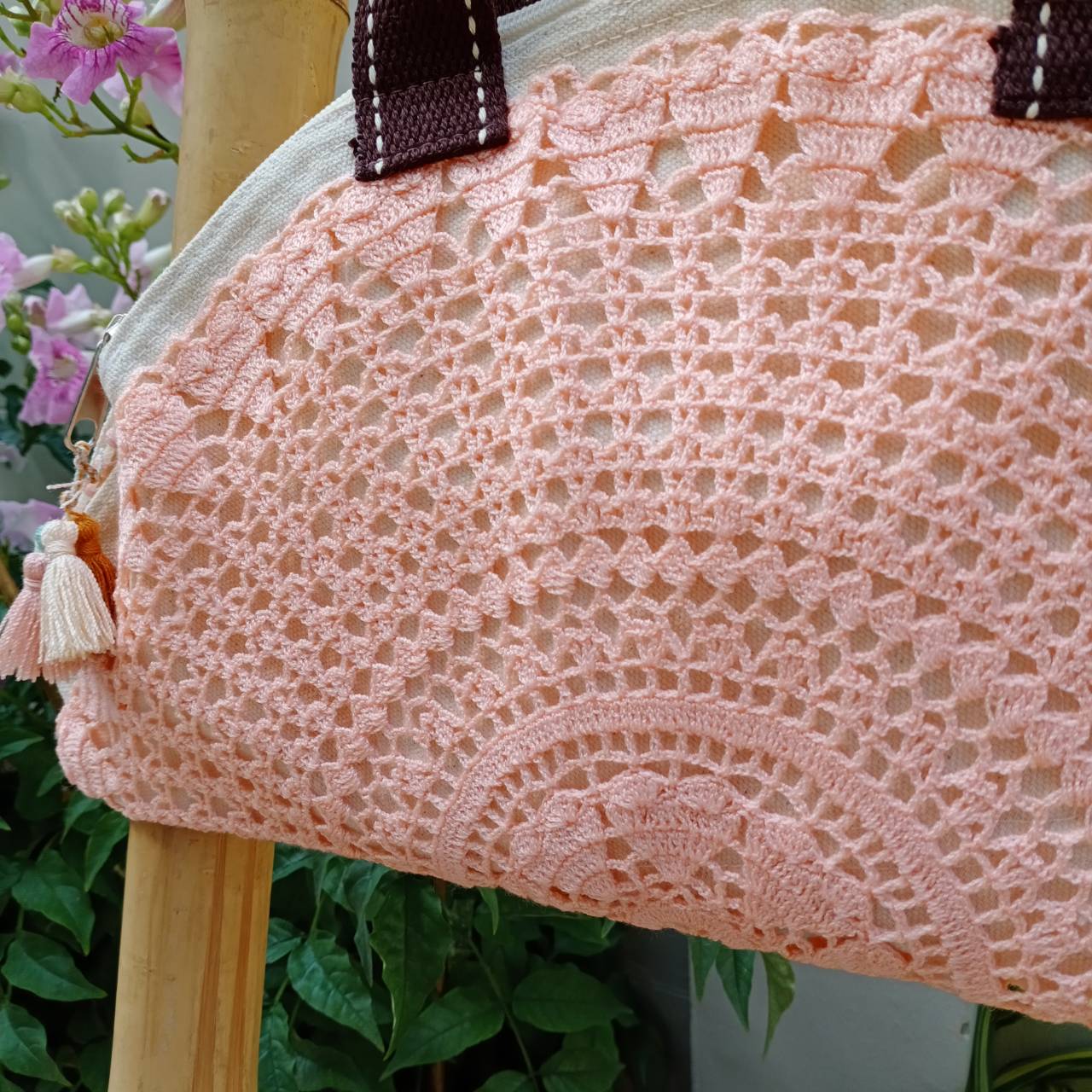 กระเป๋าถักตกแต่งด้วยพู่น่ารัก สีส้มอ่อน ขนาดกว้าง34cm*สูง19cm