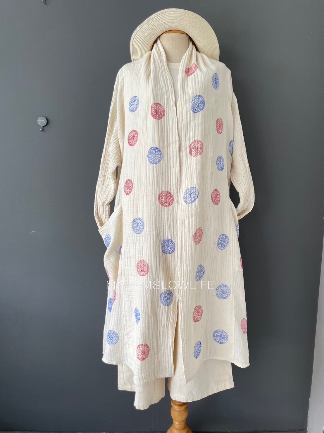 เสื้อคลุม ตัวยาว Over Coat Long เนื้อผ้าคอตตอนพรีเมียม พิมพ์ลายด้วยมือโดยใช้บล็อคไม้จับคู่สีสวย สีฟ้าและสีชมพู