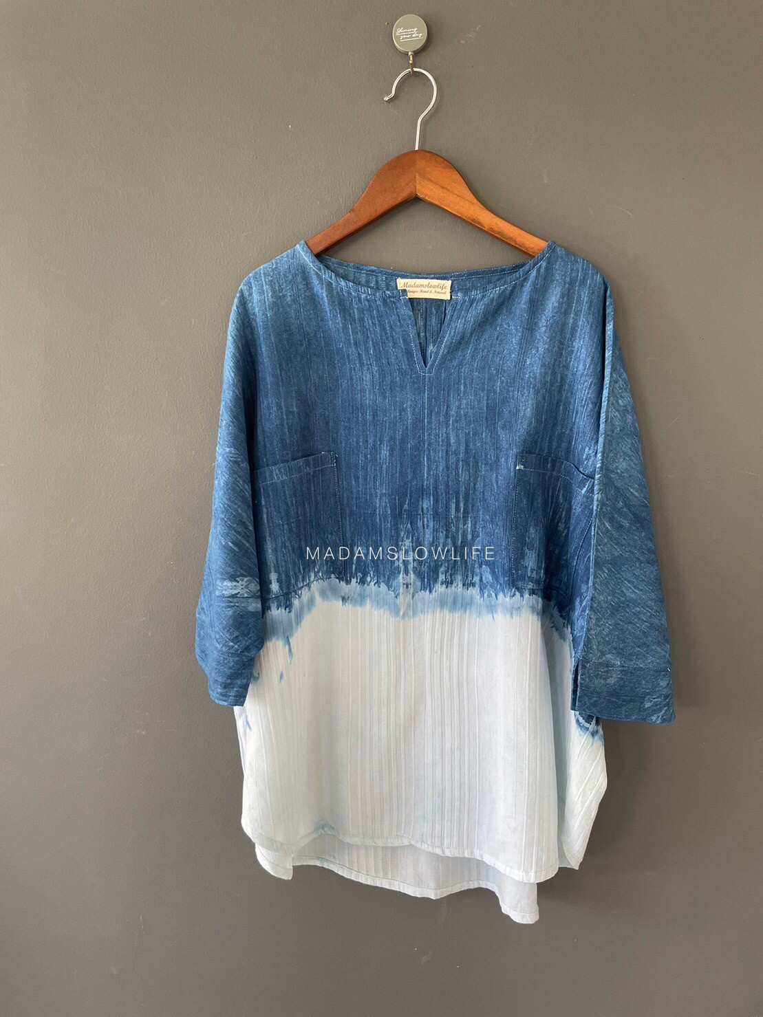 เสื้อคอวี Size F มีกระเป่าหน้าสองข้าง ย้อมสีครามธรรมชาติ