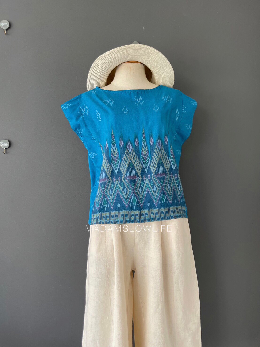 เสื้อผู้หญิง ผ้าฝ้ายมัดหมีทอมือ ลวดลายไทยโทนสีฟ้าน้ำทะเล เสื้อทรงปีกผีเสื้อใส่แล้วเข้ารูปสวย