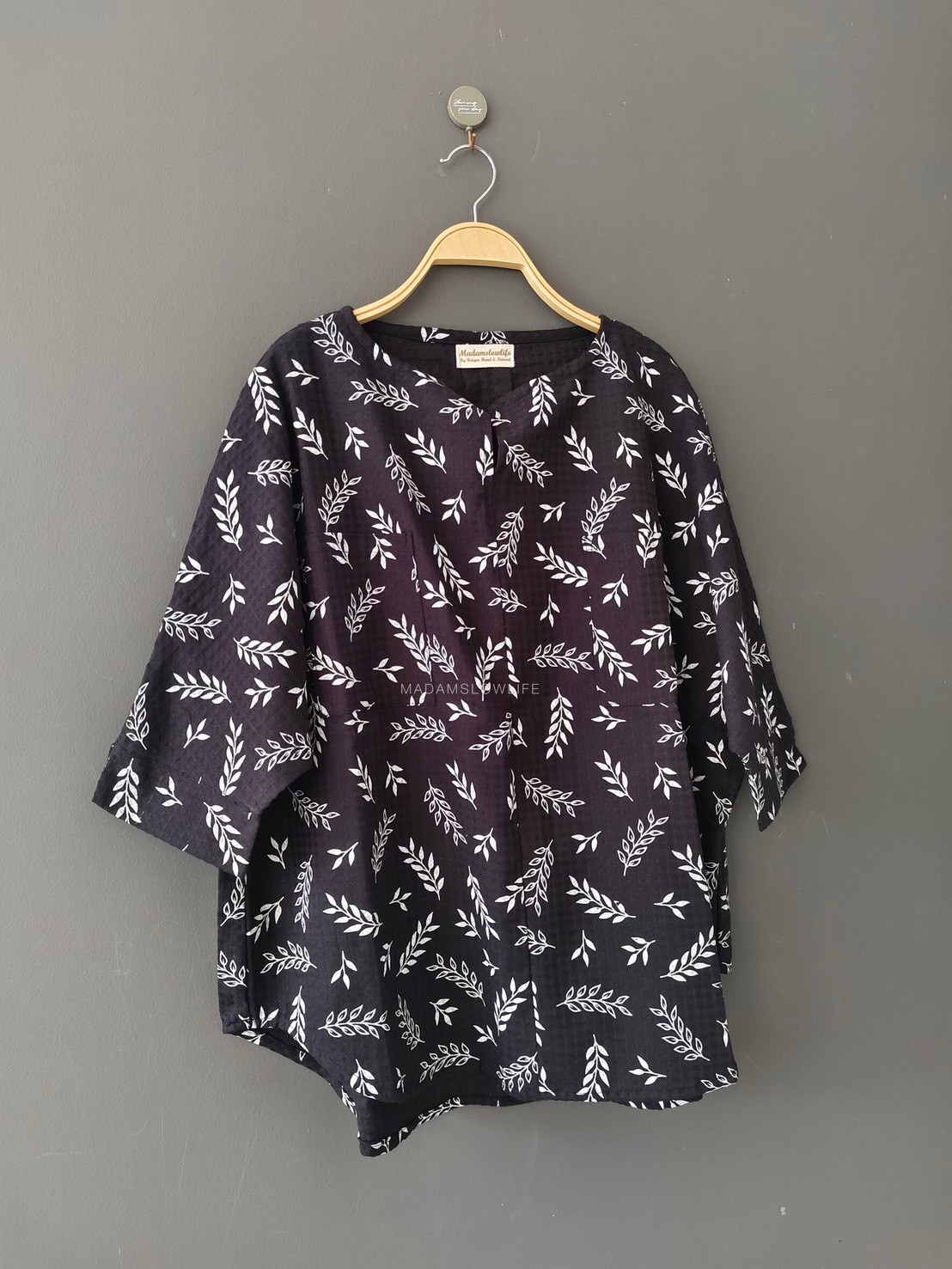 เสื้อผู้หญิงทรงคอวีโอเวอร์ไซต์ สีดำพิมพ์ลาย Size: F