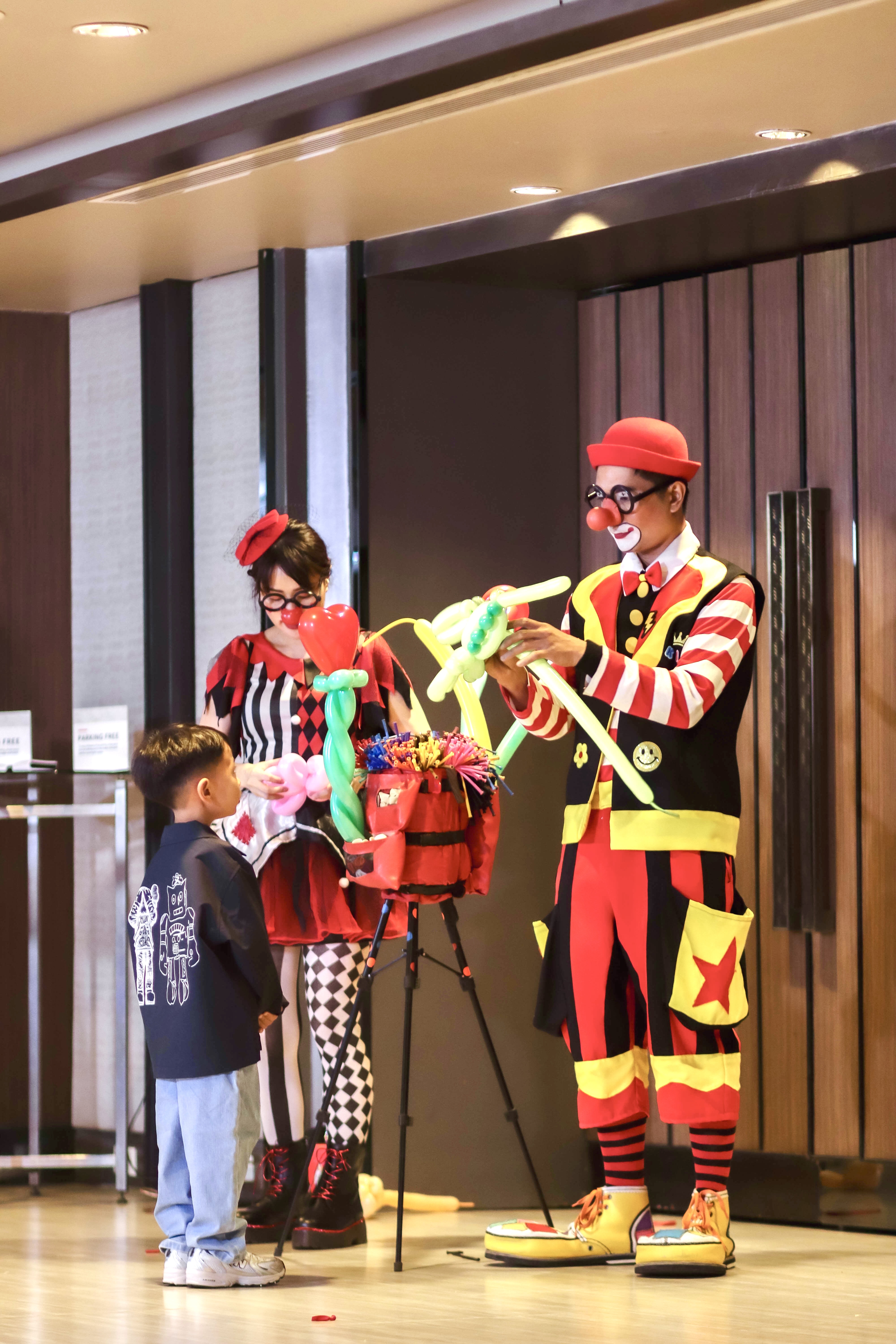 ตัวตลกโบโซ่ หญิง บิดลูกโป่ง สร้างสีสันภายในงาน