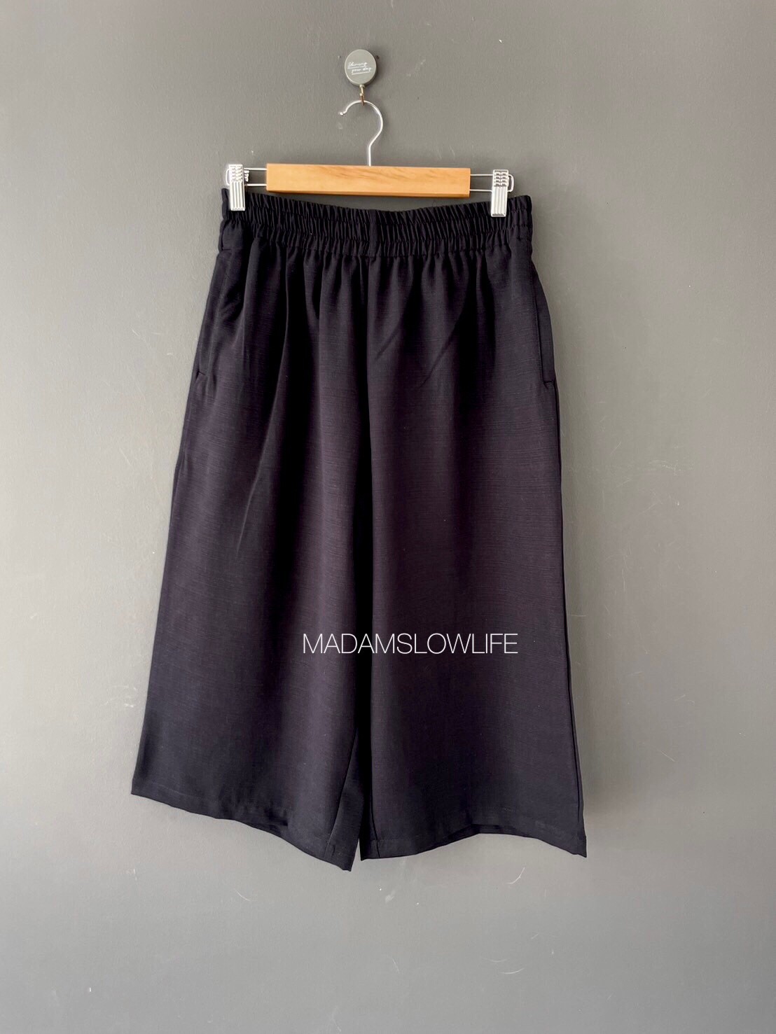 กางเกงขา 5 ส่วน สีดำ Size F เอว 28-36 นิ้ว สะโพก 44 นิ้ว ความยาว 30.5 นิ้ว