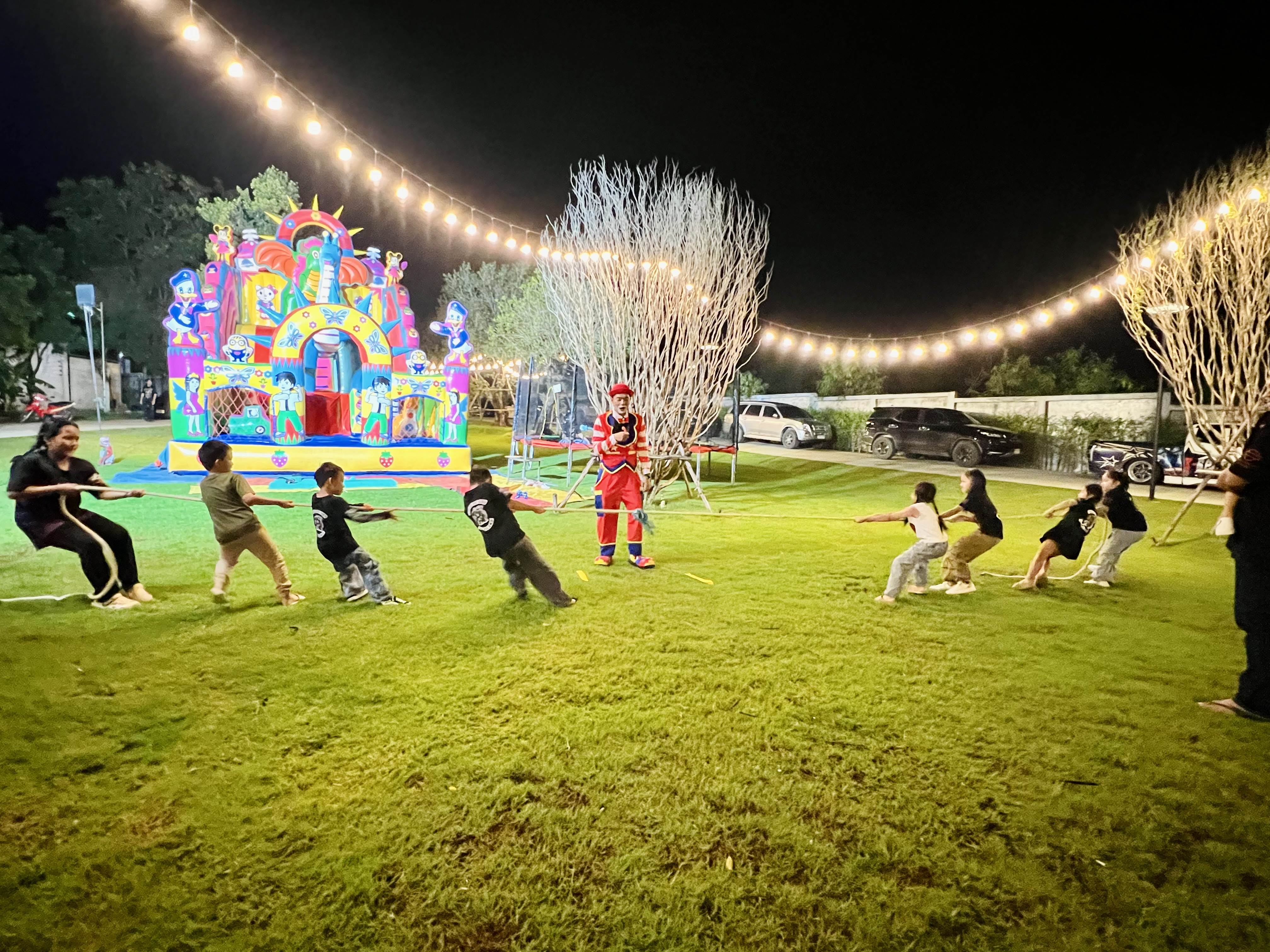 ตัวตลกโบโซ่นำเกมส์เด็กๆ สร้างความสนุก