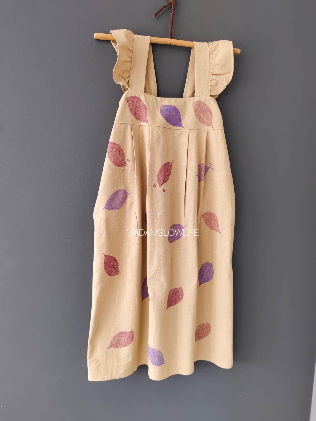 ชุดเดรสสายเดี่ยว Size M เนื้อผ้าคอตตอนแบบมีเทกเจอร์ ใช้ใบไม้ในการพิมพ์โดยใช้สีปลอดสารพิษ