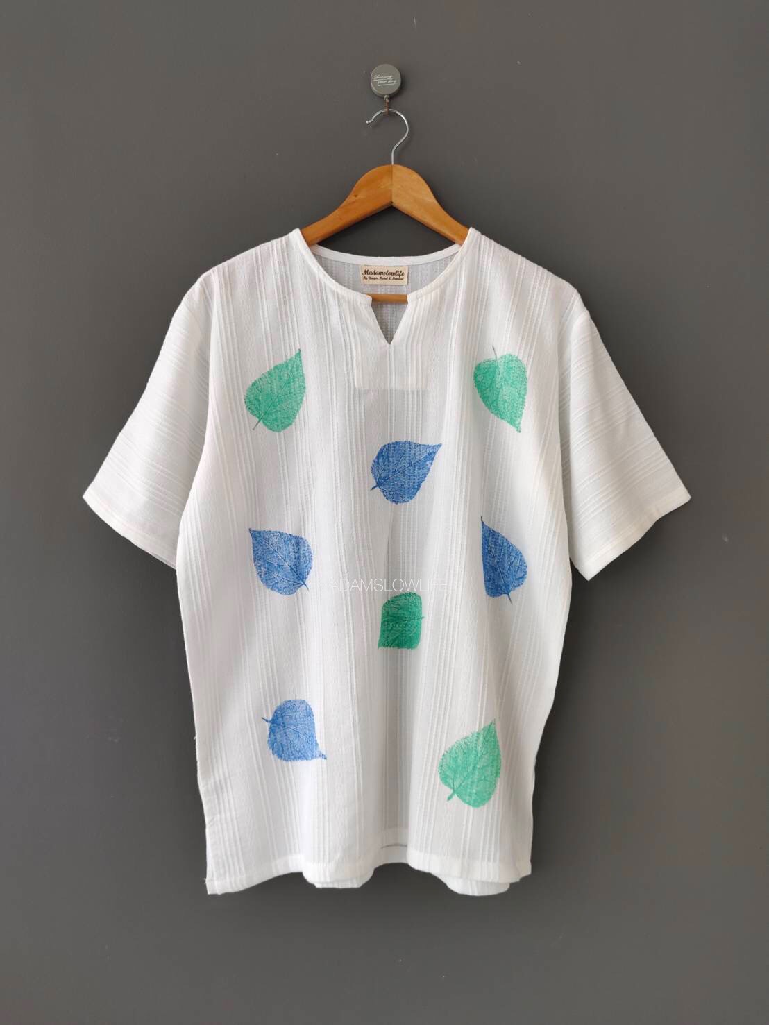 เสื้อคอวีผู้ชายสีขาวพิมพ์ใบไม้ Size:42" 44" 46" 48" 50"