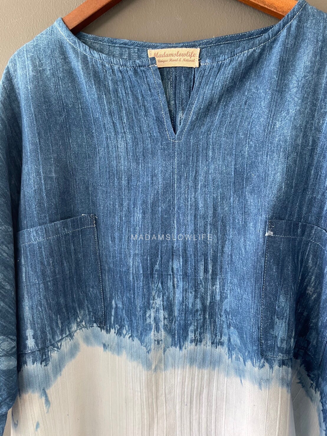 เสื้อคอวี Size F มีกระเป่าหน้าสองข้าง ย้อมสีครามธรรมชาติ