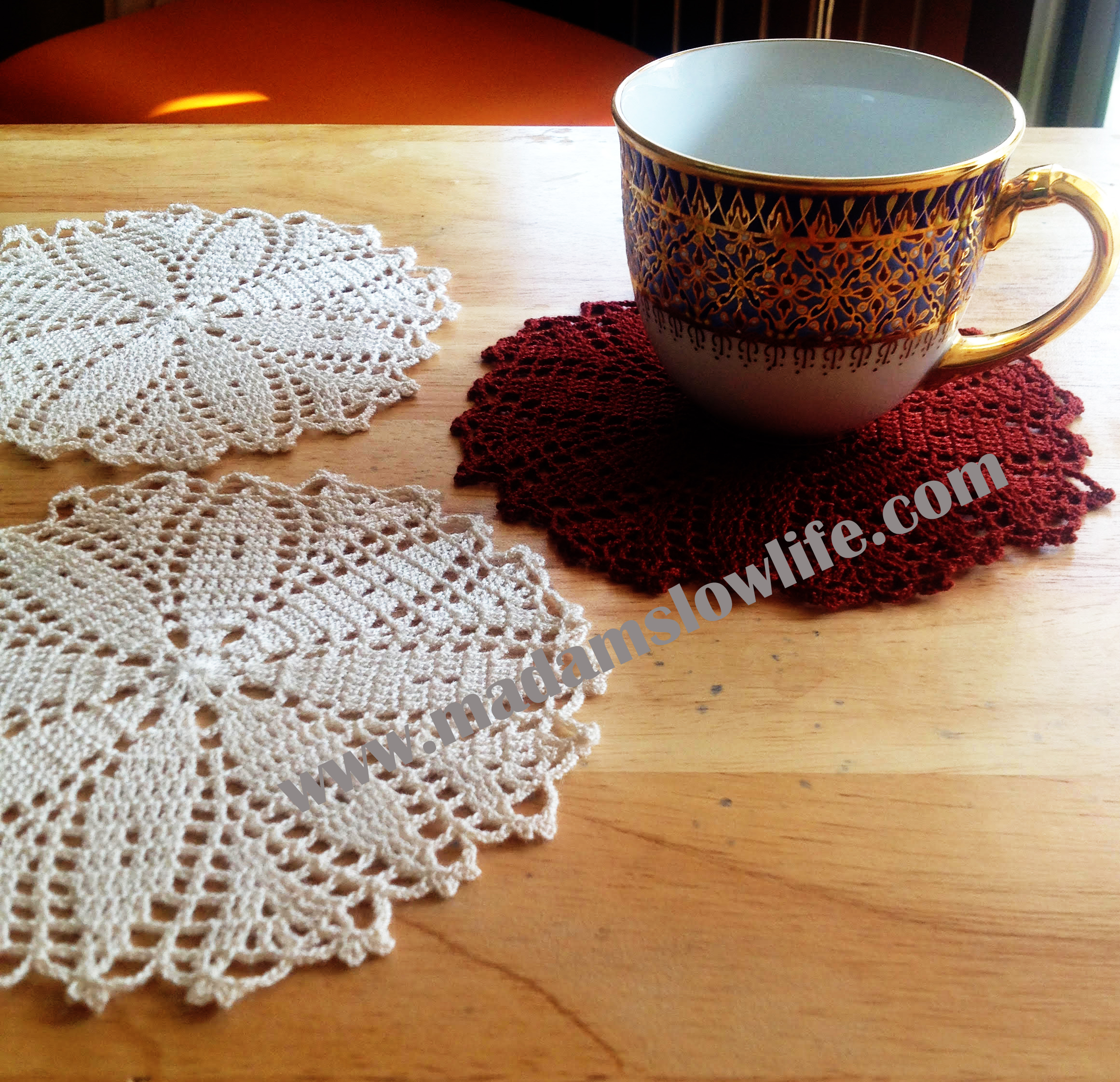 ที่รองแก้ว รองแจกัน ประดับโครเชต์ สีส้ม สีดำ Crochet S12