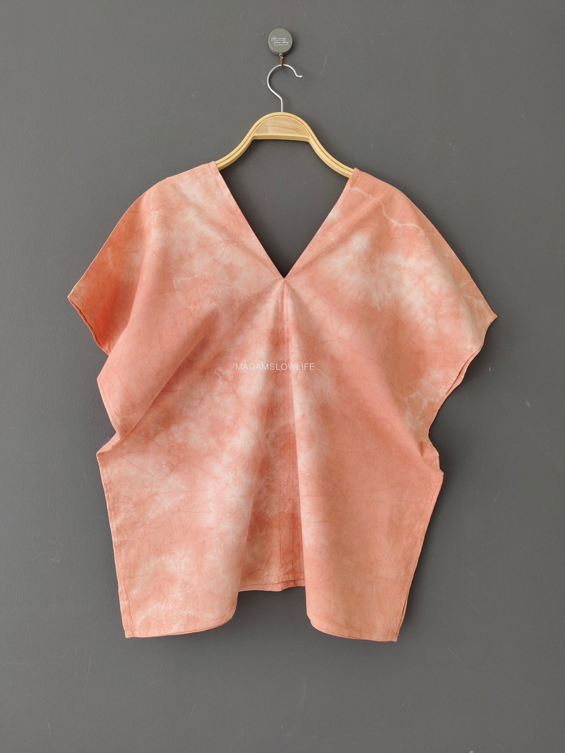 เสื้อผู้หญิงคอวีหน้าหลัง มัดย้อมสีส้มธรรมชาติจากเปลือกไม้ใบไม้