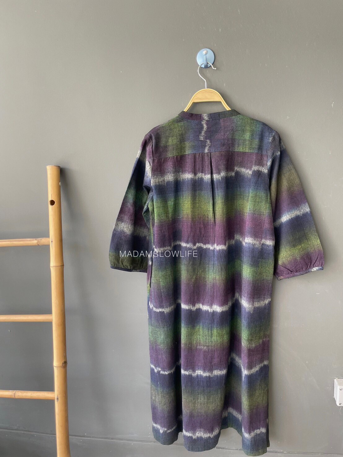 เดรสยาวคอจีน size F อก 36-42 แขนยาว 17 ยาว 42 เนื้อผ้าเป็นผ้าที่มีลวดลายทอด้วยมือ