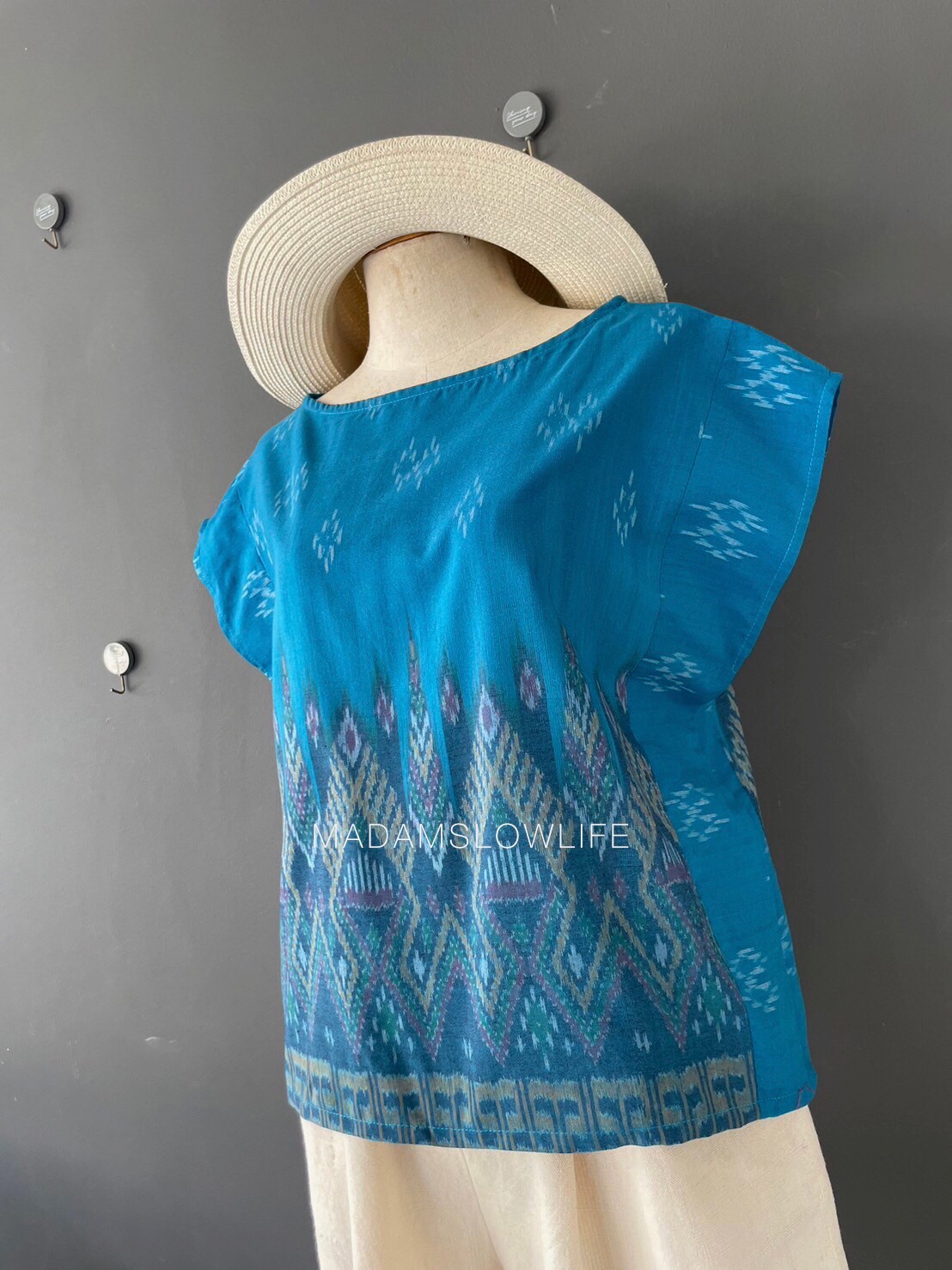 เสื้อผู้หญิง ผ้าฝ้ายมัดหมีทอมือ ลวดลายไทยโทนสีฟ้าน้ำทะเล เสื้อทรงปีกผีเสื้อใส่แล้วเข้ารูปสวย