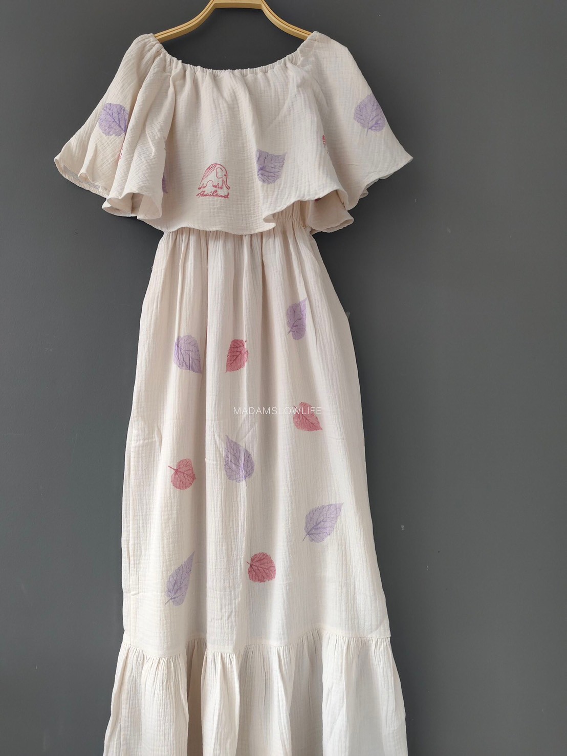 ชุดเดรสทรงคุณหนูให้ลุคน่ารัก พิมพ์ลายใบไม้ผสานงานเพ้นต์ช้างไทย Size: F