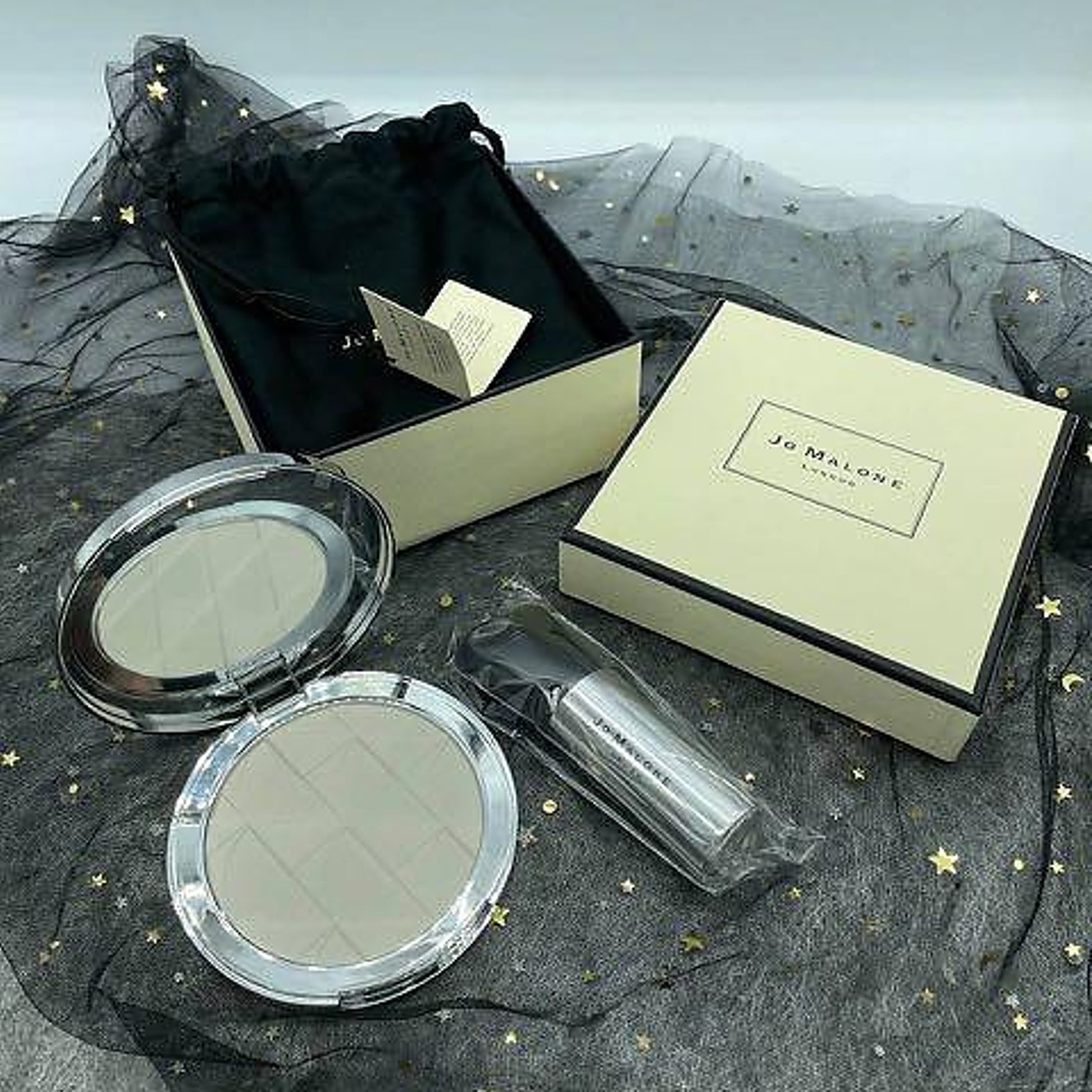 Jo Malone English Pear & Freesia Scented Body Powder Mirror+Kabuki Brush Set แป้งฝุ่นน้ำหอมเนื้อเนียนละเอียดบางเบาสำหรับผิวกายจากต่างประเทศ