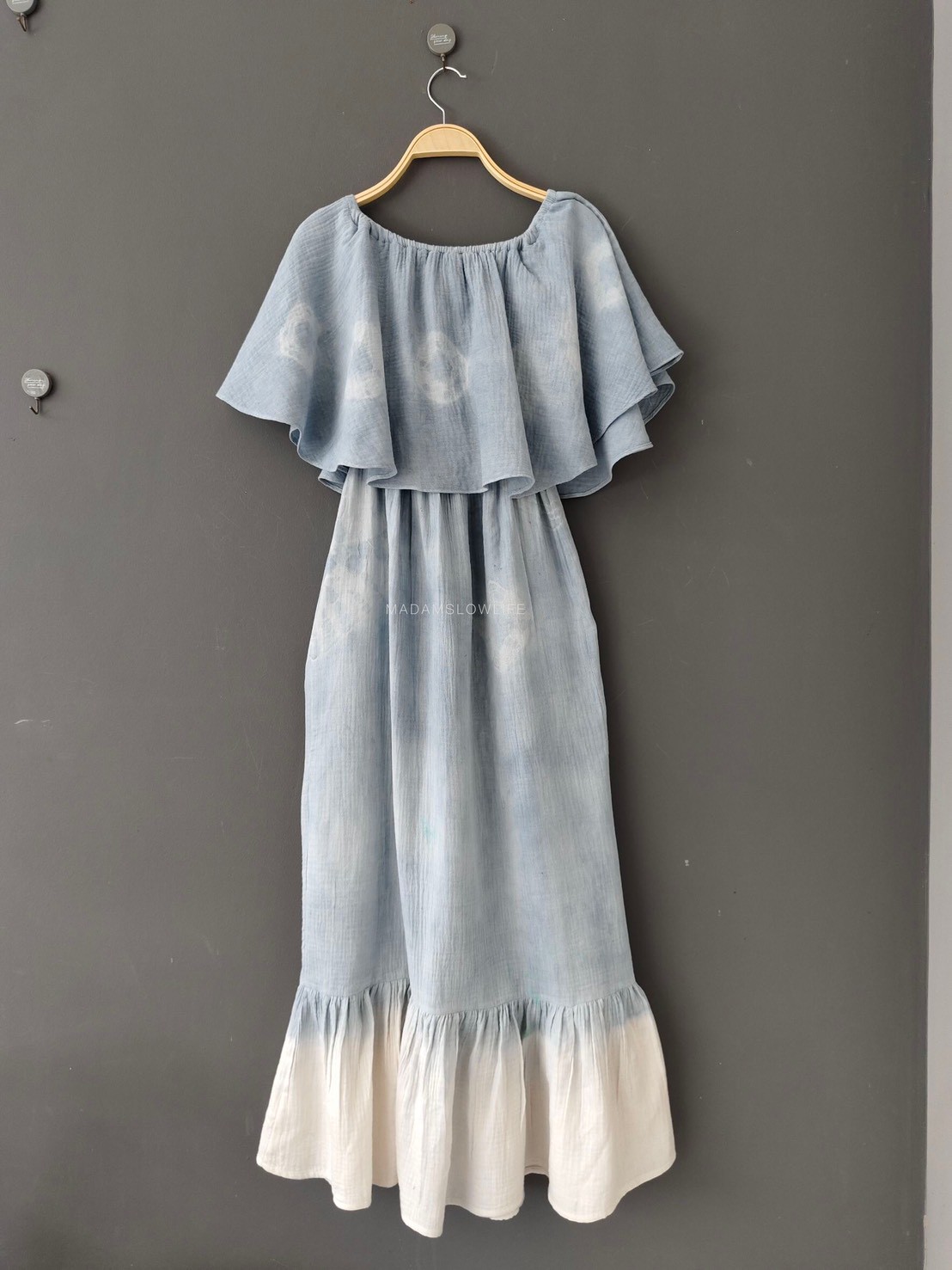ชุดเดรสทรงคุณหนูให้ลุคน่ารัก มัดย้อมสีเทาธรรมชาติ Size: F